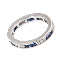 Fascia per l'eternità in oro bianco 18 carati con zaffiro blu e diamante in stile Art Déco