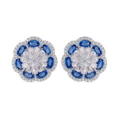 Clous d'oreilles contemporains en or blanc 18 carats avec grappe de saphirs bleus et diamants
