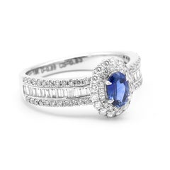 Anillo de oro blanco de 18 quilates con doble racimo de zafiros azules y diamantes