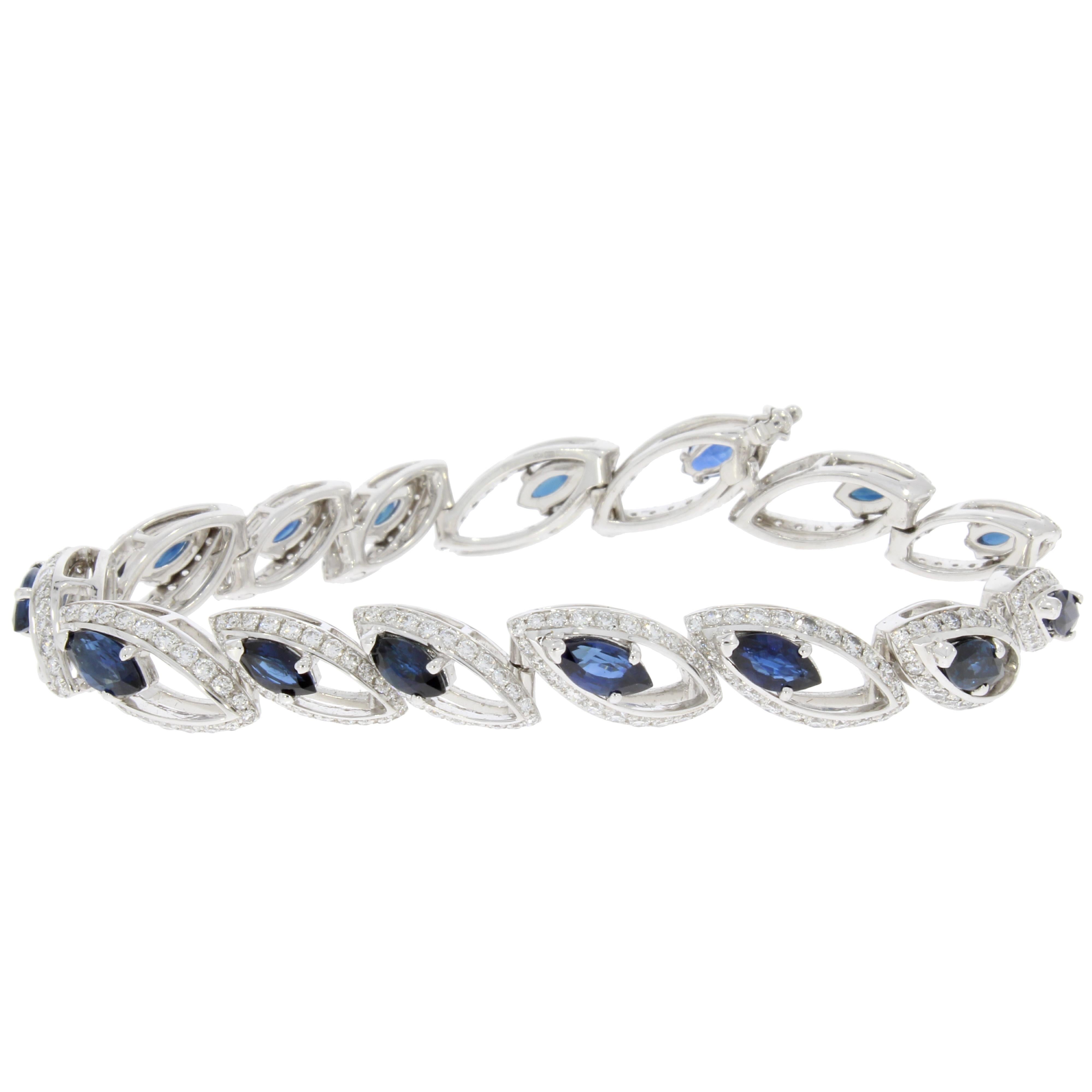 18 Karat White Gold Blue Sapphire and Diamonds Petali Bracelet by Niquesa In New Condition For Sale In London, GB