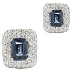 Boucles d'oreilles en or blanc 18 carats avec saphirs bleus et diamants pavés
