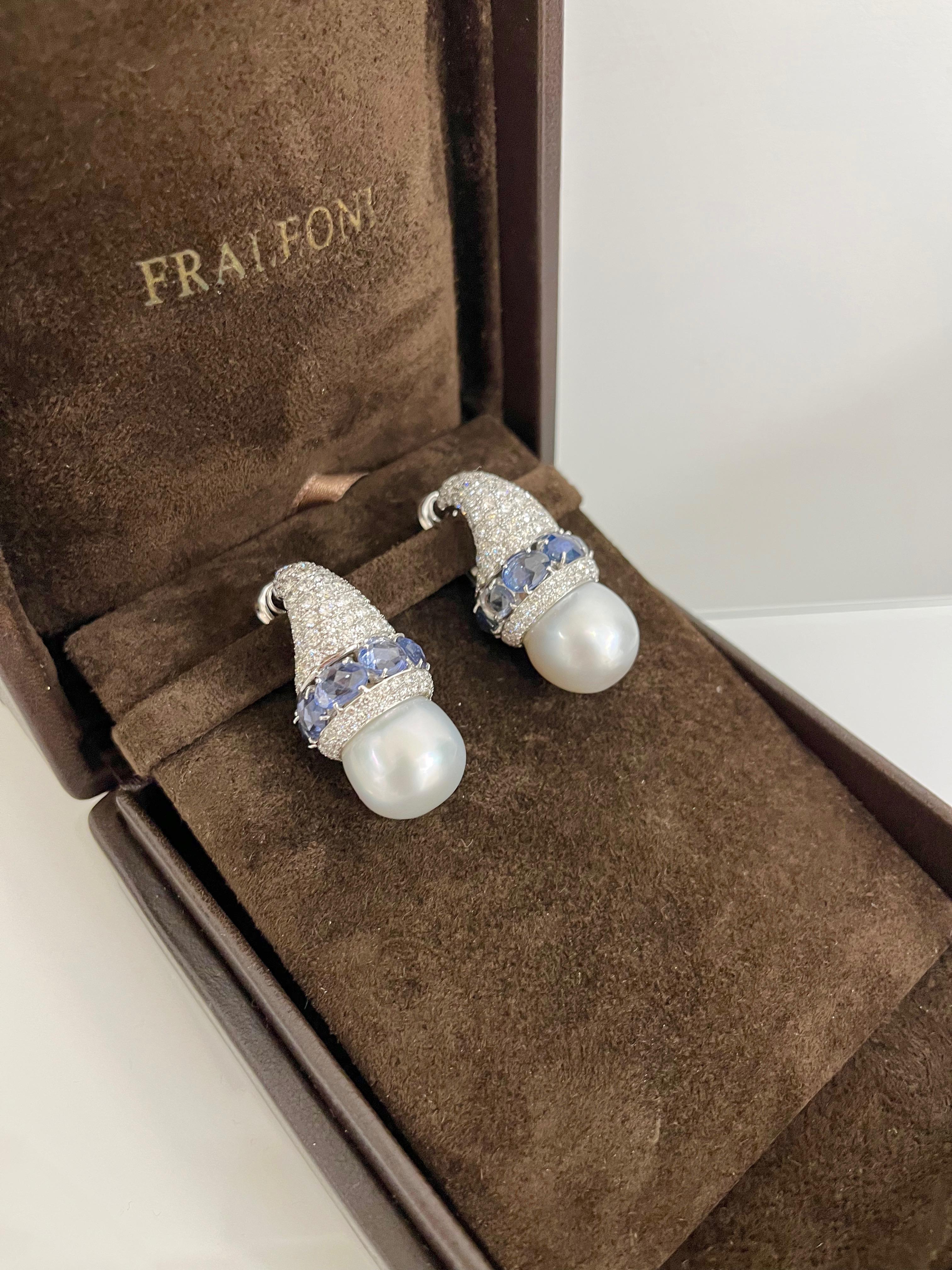 18 Kt. white gold earrings with round-cut diamonds, double rose-cut blue sapphires, Australian pearls.
This modern pair of earrings is one of a kind piece.
Hand-made in Italy.
2016 ca.

Diamonds: 5.62 carat 
Blue sapphires: 14.31 carat 
Australian