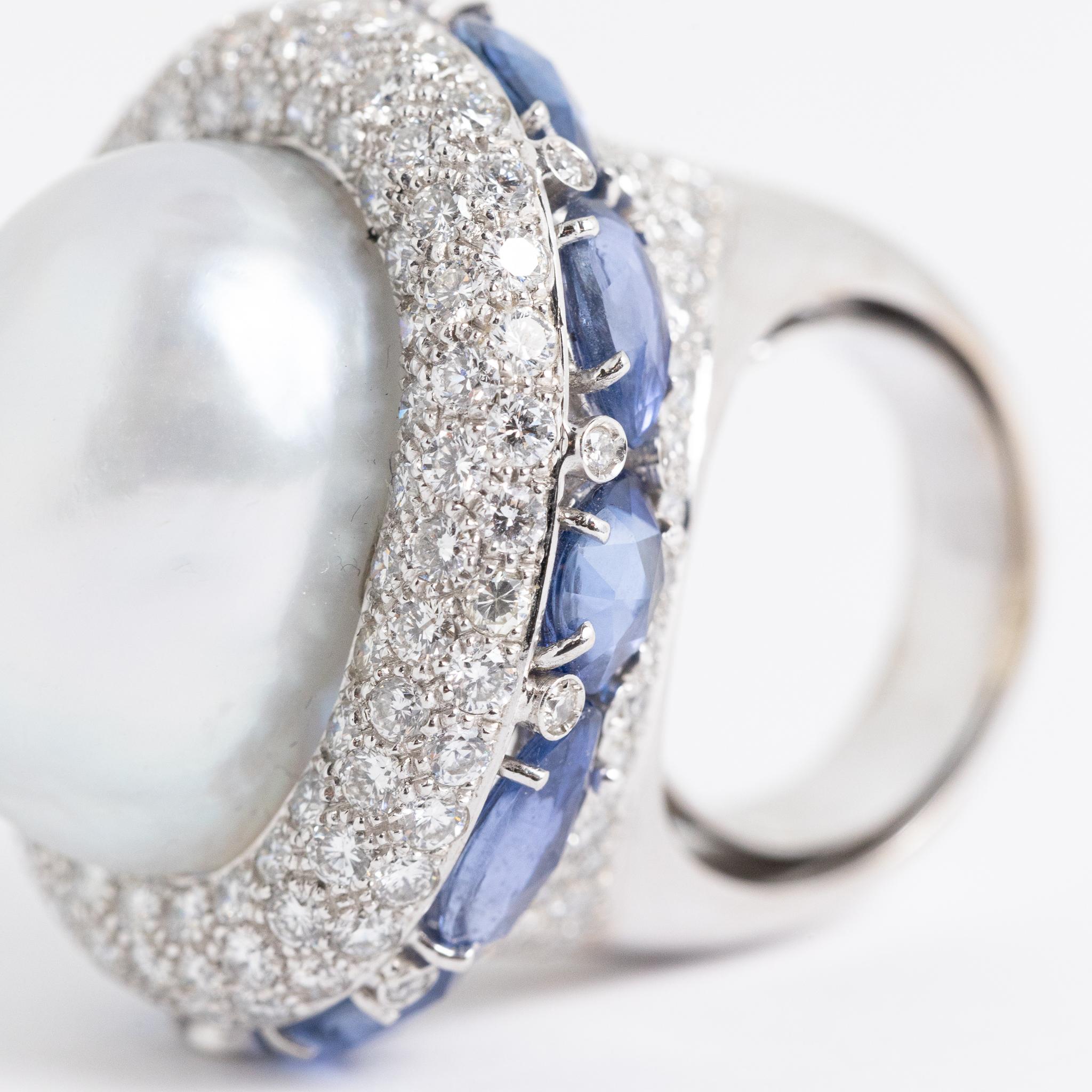18 kt. white gold ring with 4.20 ct. of round cut diamonds ( H-I color / VVS1-VVS2 ), 11.90 ct. of double rose-cut blue sapphires and baroque pearl.
This cocktail ring is hand-made in Italy.
The size of the baroque Australian pearl is 21.00 x 16.00