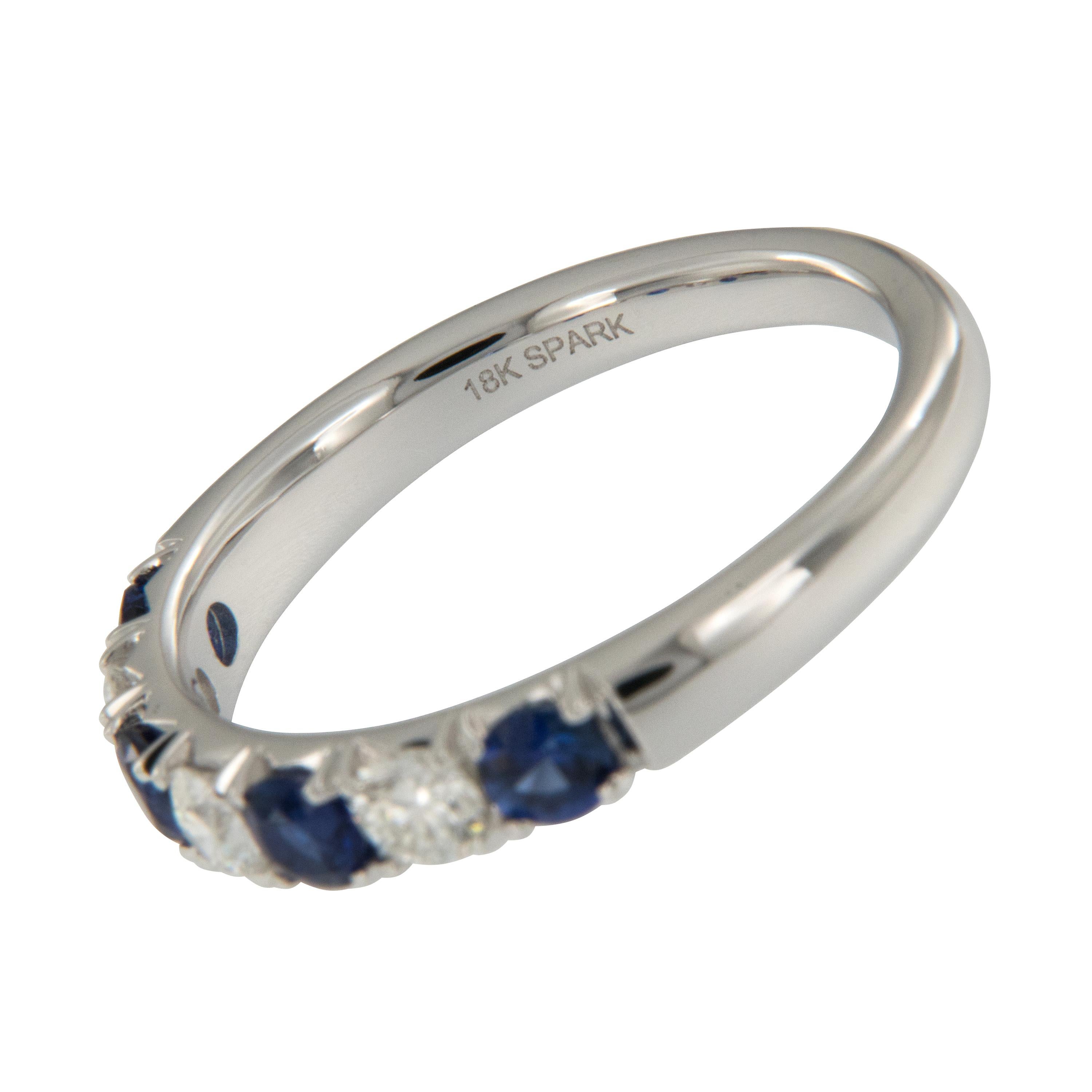18 Karat Weißgold Blauer Saphir & Diamant Stapelbarer Ring von Spark Creations (Zeitgenössisch)