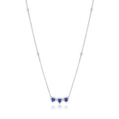 Collier pendentif triple cœur en or blanc 18 carats avec saphir bleu et diamants