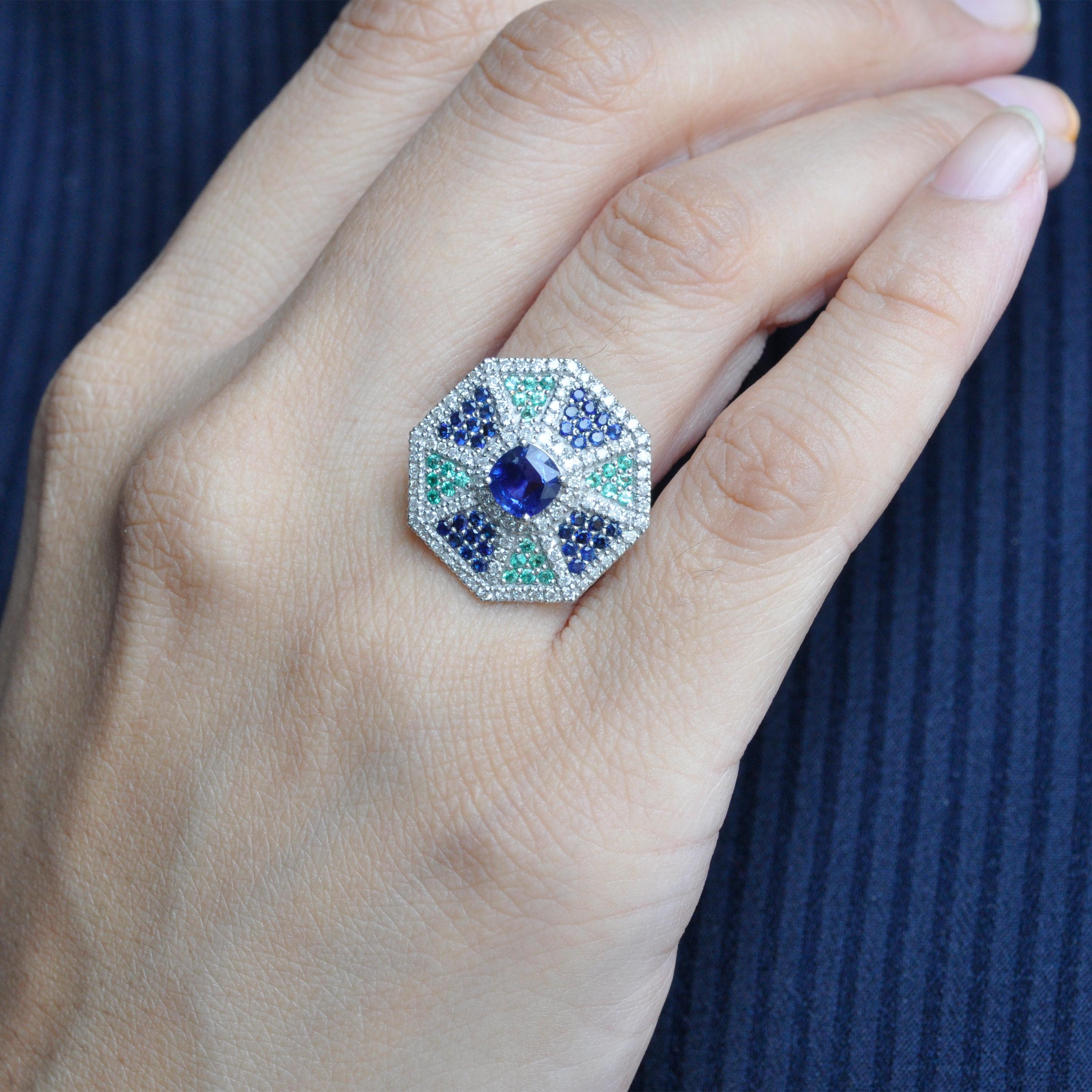18 karat weißgold blauer saphir smaragd diamant art deco cocktail ring

Dieser exquisite Ring aus 18 Karat Weißgold mit einem blauen Saphir und einem Smaragd ist ein Meisterwerk der Juwelierkunst, das Luxus und Eleganz ausstrahlt. Dieser