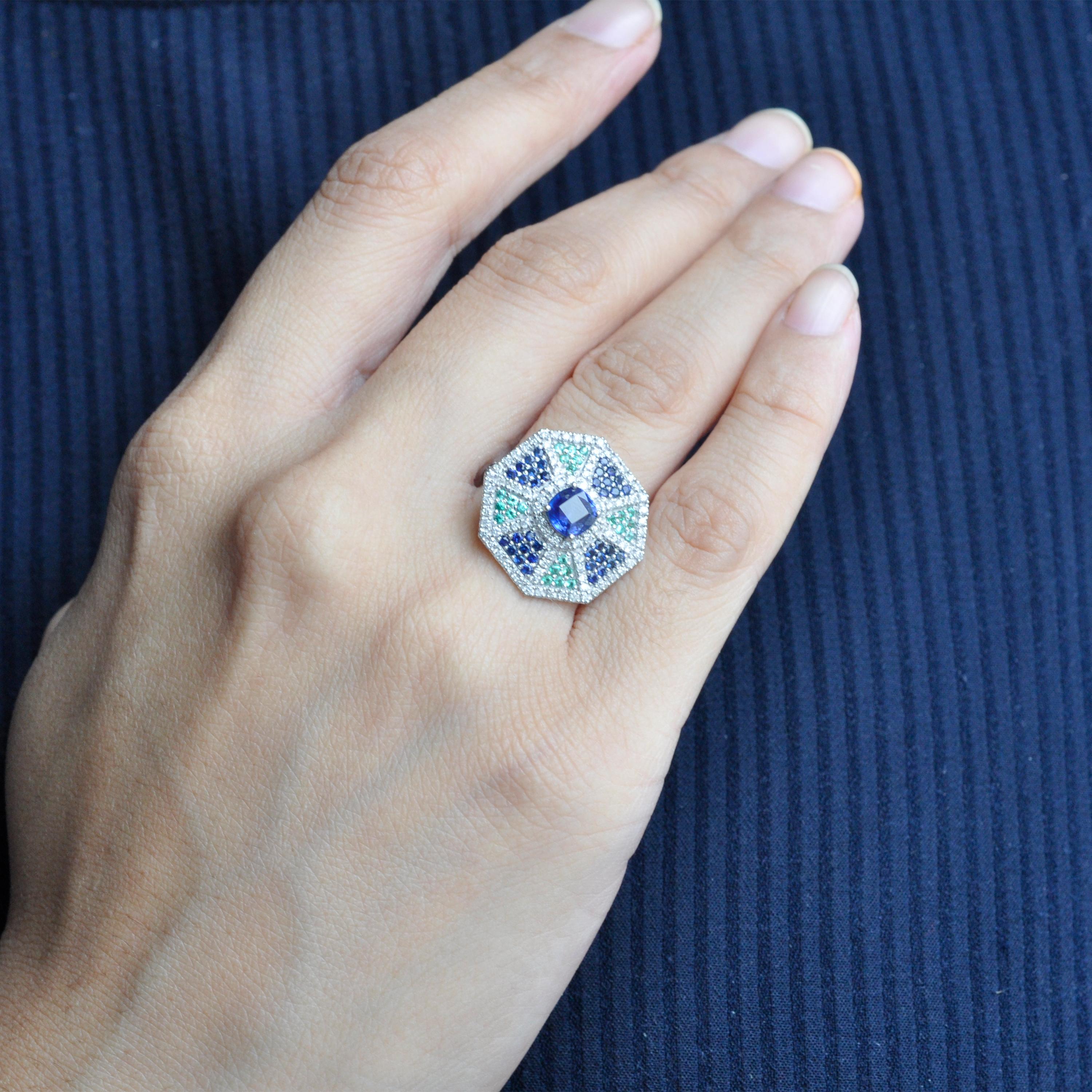 18 Karat Weißgold Art Deco Cocktail-Ring mit blauem Saphir, Smaragd und Diamant (Art déco)
