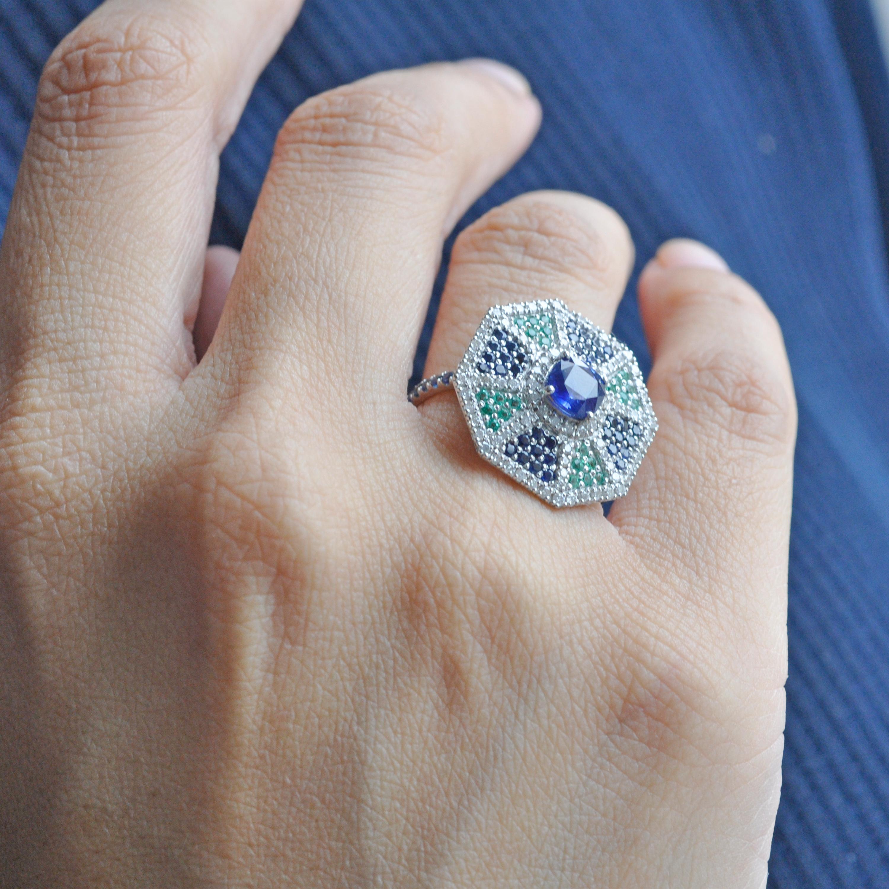 18 Karat Weißgold Art Deco Cocktail-Ring mit blauem Saphir, Smaragd und Diamant (Rundschliff)