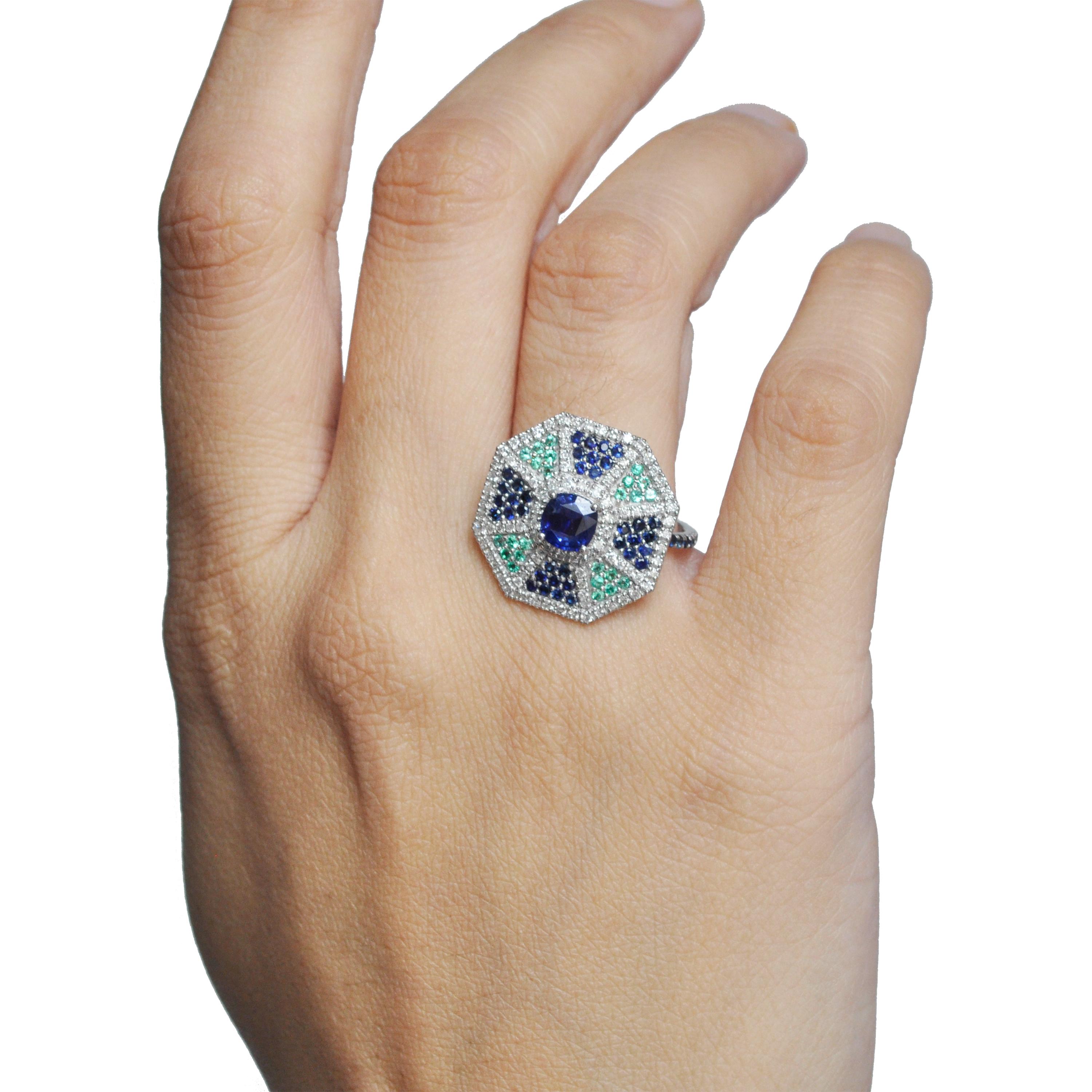 18 Karat Weißgold Art Deco Cocktail-Ring mit blauem Saphir, Smaragd und Diamant im Zustand „Neu“ in Jaipur, Rajasthan