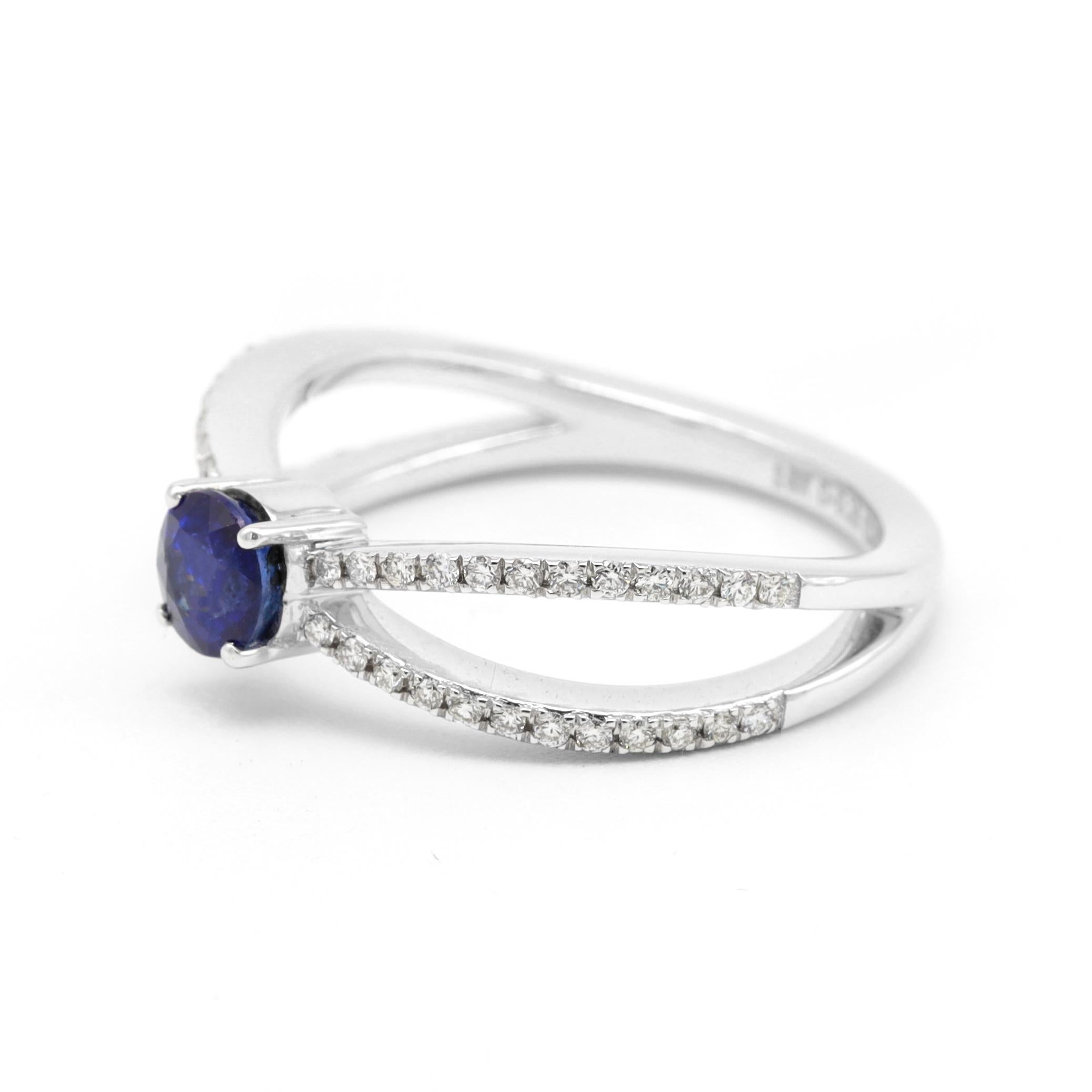 Contemporary 18 Karat White Gold Blue Sapphire Round-Cut and Diamond Ring For Sale