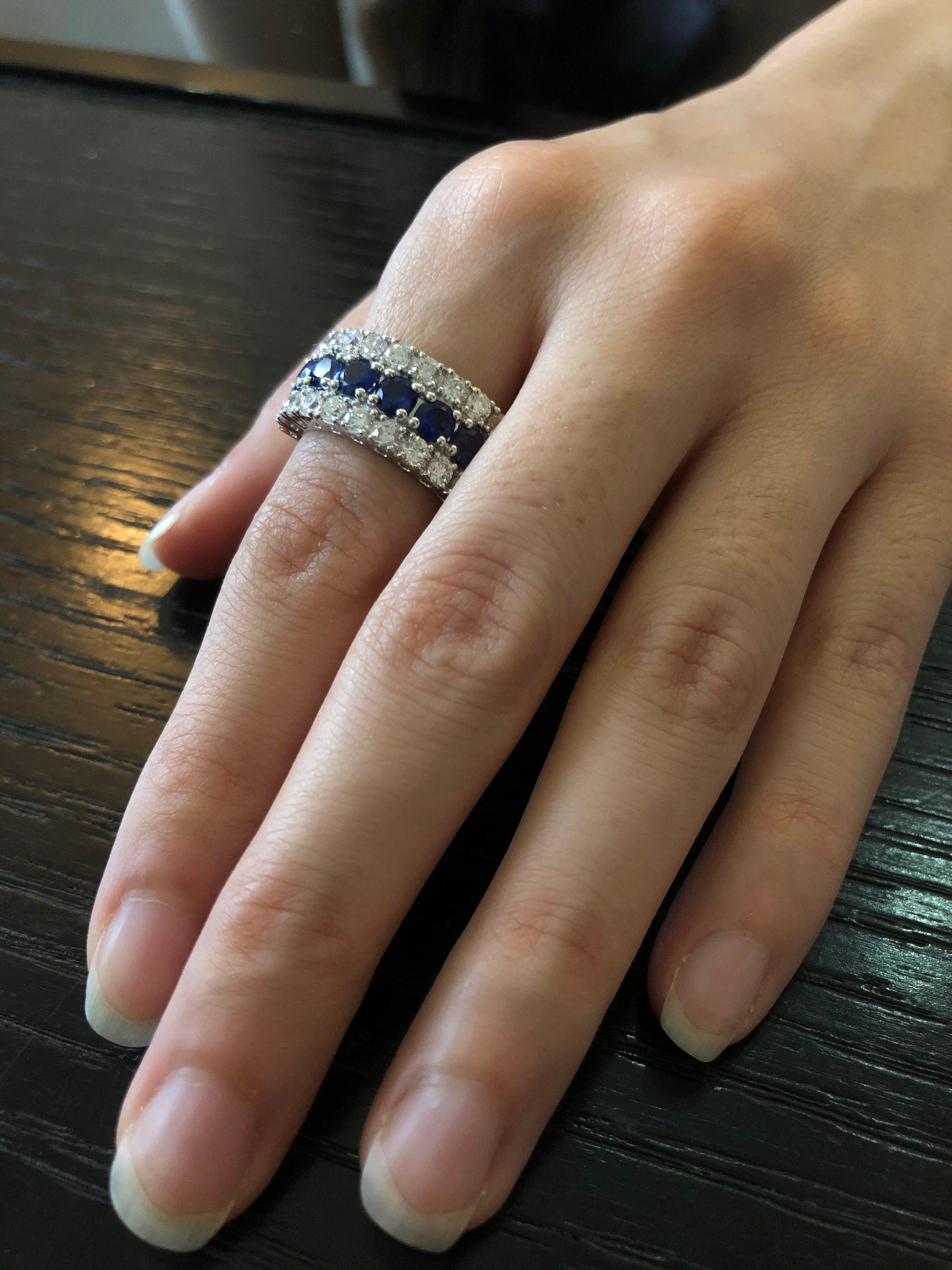 Im Angebot: 18 Karat Weißgold Bandring mit blauem Saphir und weißem Diamant () 5