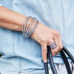 Armreif aus 18 Karat Weißgold mit blauen Saphiren Aenea Schmuck