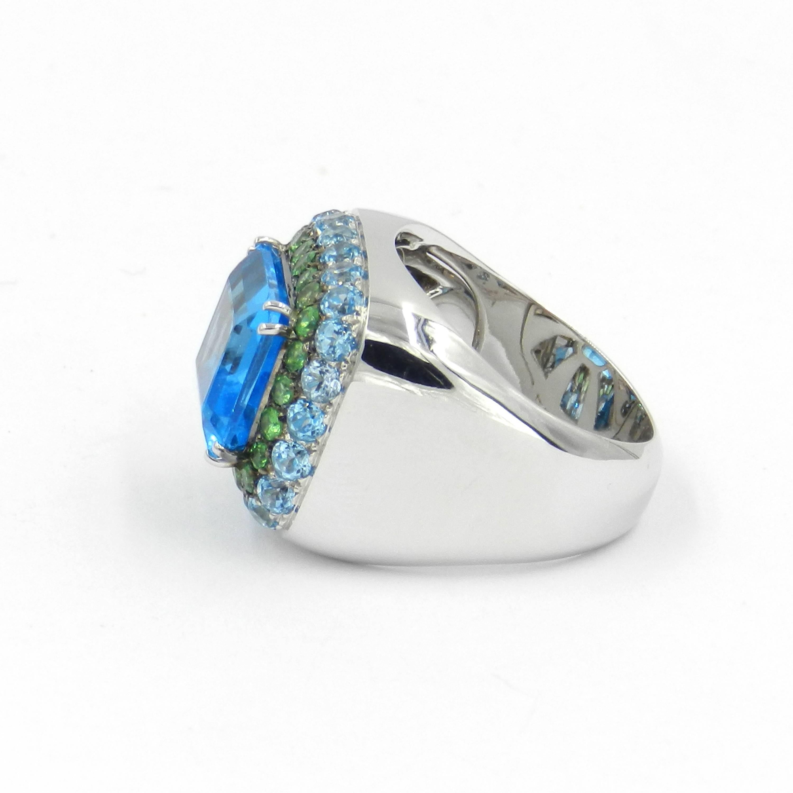 18 Karat White Gold Blue Topaz and Tsavorite Garavelli Ring In New Condition For Sale In Valenza, IT