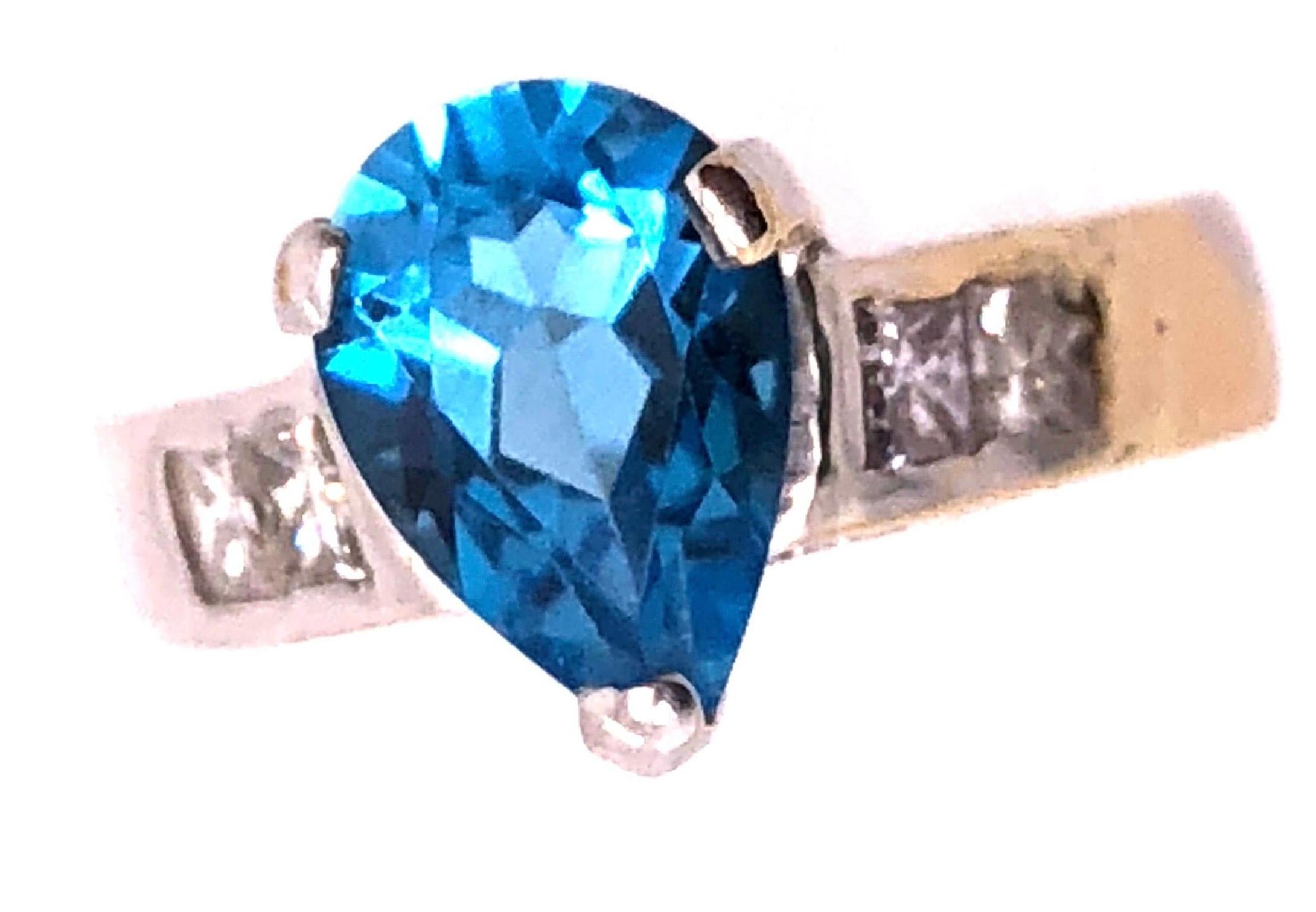 18 Karat White Gold Contemporary Blue Topaz Ring 0.72 Total Diamond Weight.
Size 6.5
4 grams total weight.