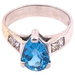 18 Karat Weißgold Ring mit blauem Topas in der Mitte mit Diamant-Akzenten 0,72 TDW
