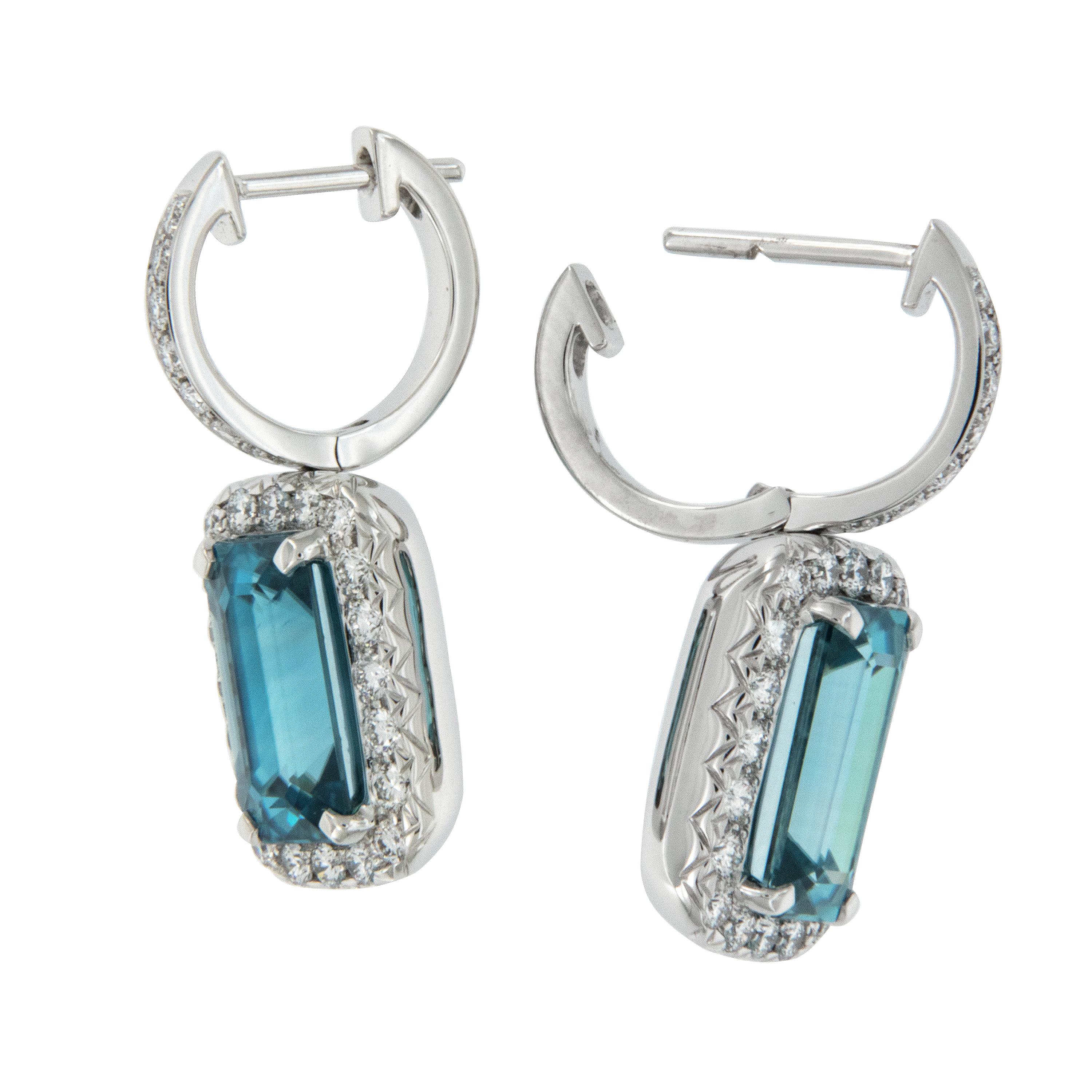 2023 Orecchini a goccia con diamante e zircone blu in oro bianco 18 carati, premiati da AGTA In condizioni Nuovo in vendita a Troy, MI
