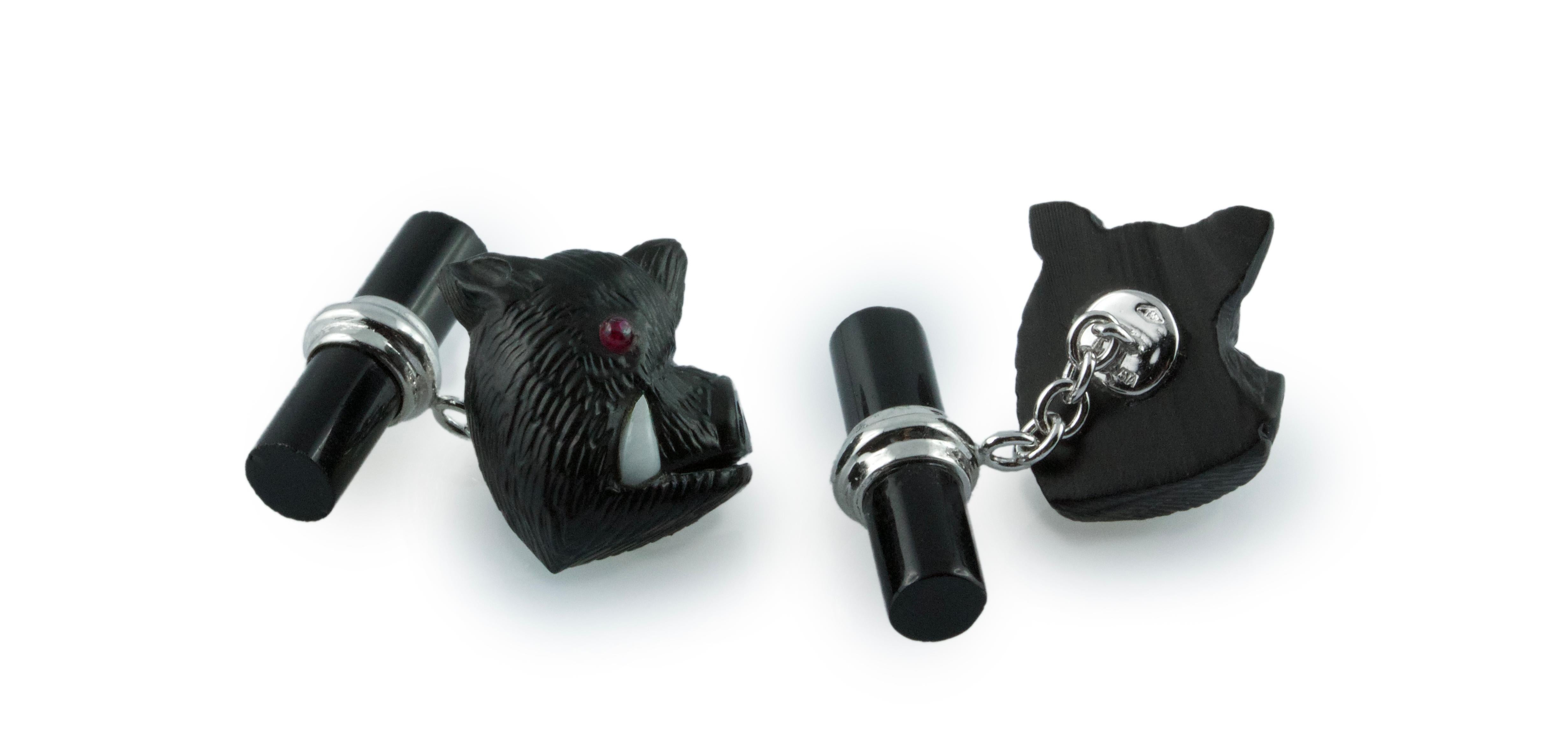 This charming pair of cufflinks is made entirely of onyx and its front face depicts a boar , the texture of its fur and its life-like features are vividly rendered, embellished by rubies on his eyes.
Mounting in 18 Karat white gold. 

All AVGVSTA