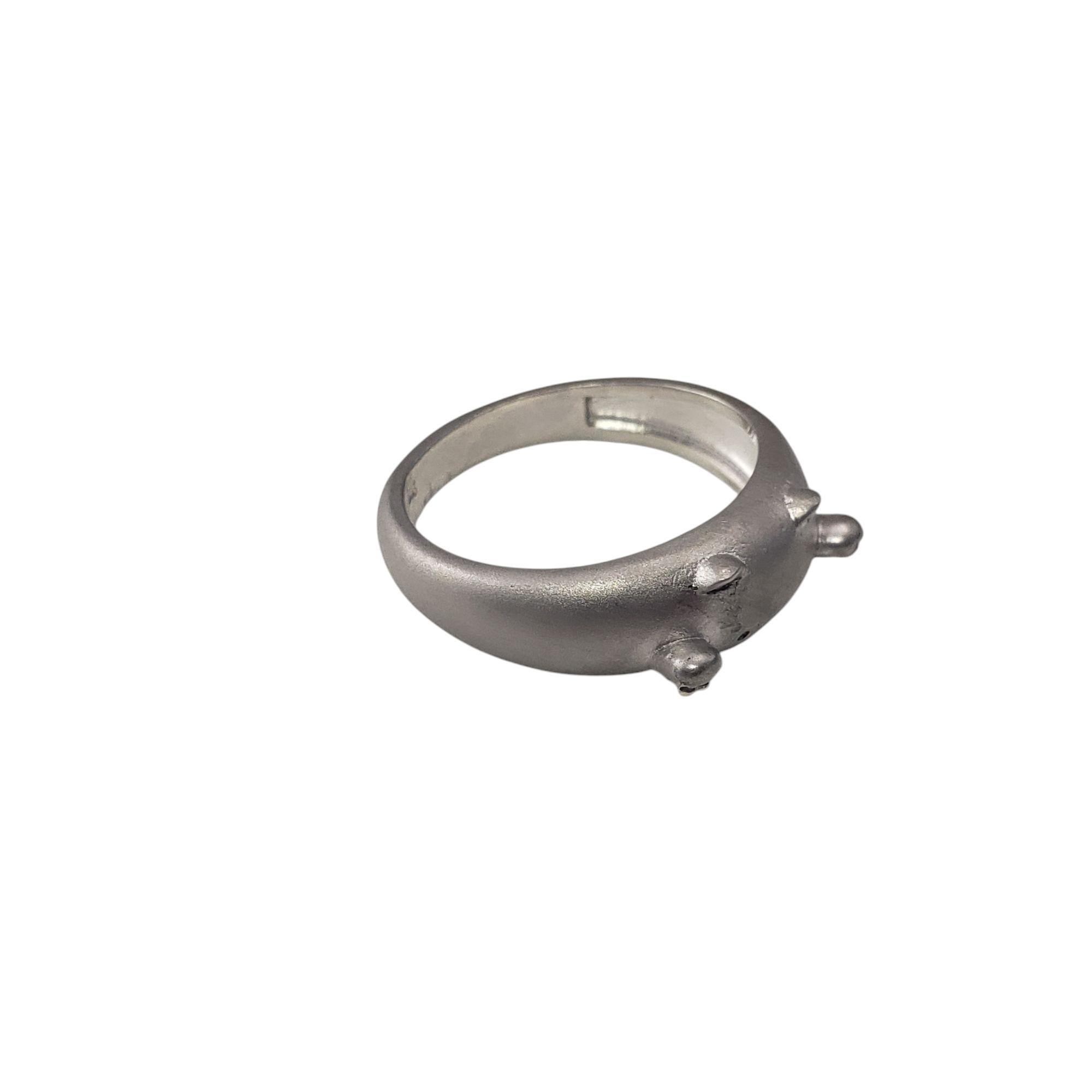 Round Cut 18 Karat White Gold Bongo Cat Ring Size 7.5-7.75 #21038 For Sale