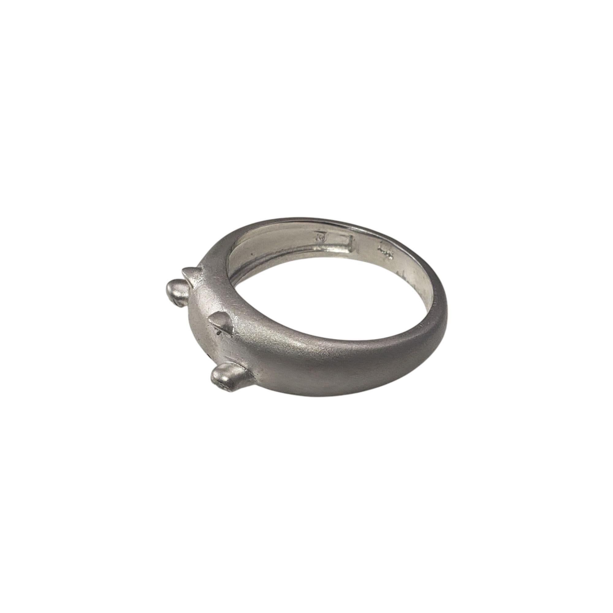 18 Karat White Gold Bongo Cat Ring Size 7.5-7.75 #21038 In Good Condition For Sale In Washington Depot, CT