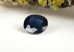 Bracciale Bangle scultoreo in oro bianco con zaffiro blu da quattro carati