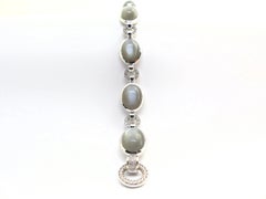 Bracelet en or blanc avec 6 cabochons de pierre de lune et diamants