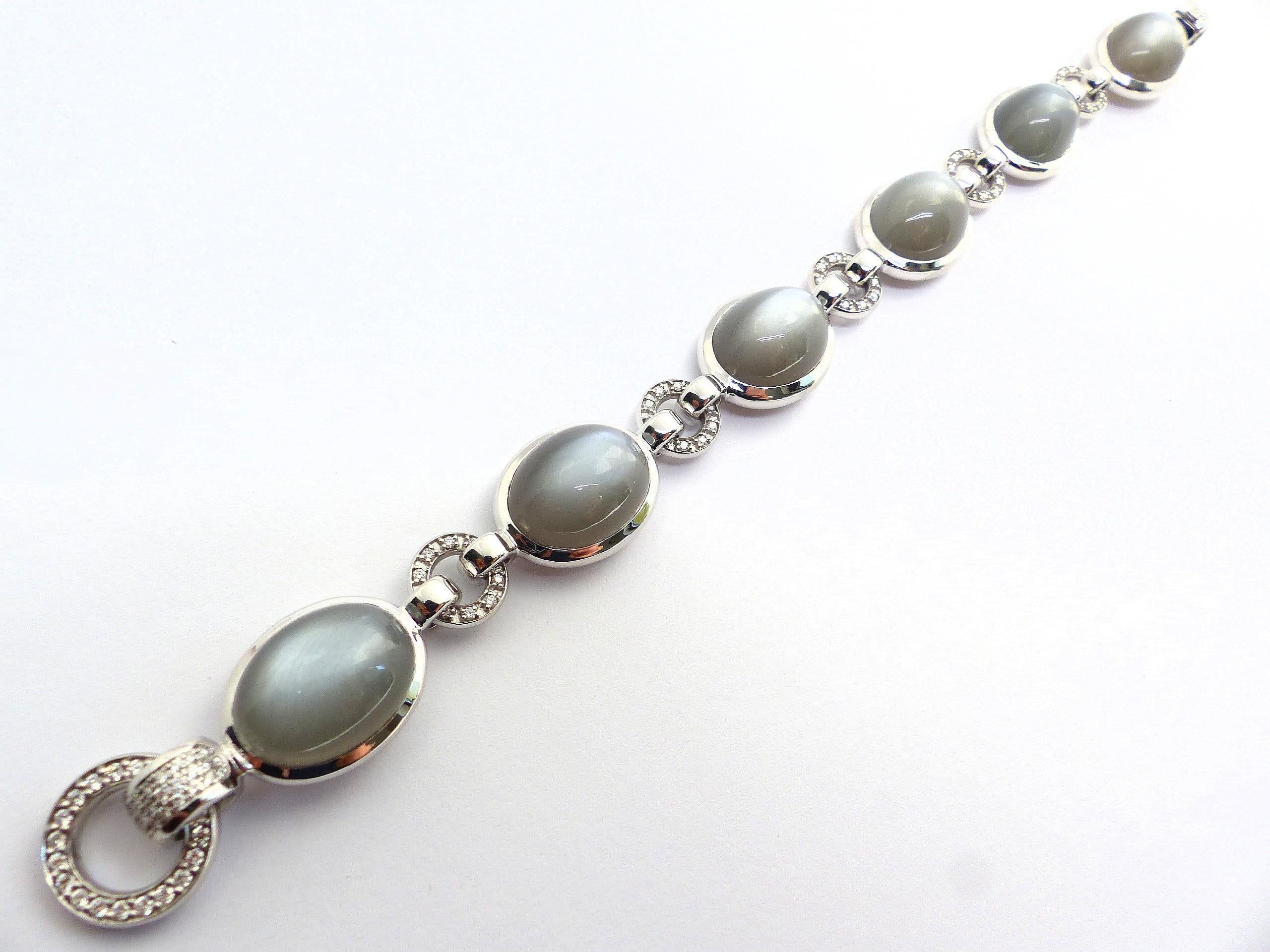 Contemporain Bracelet en or blanc avec 6 cabochons de pierre de lune et diamants en vente