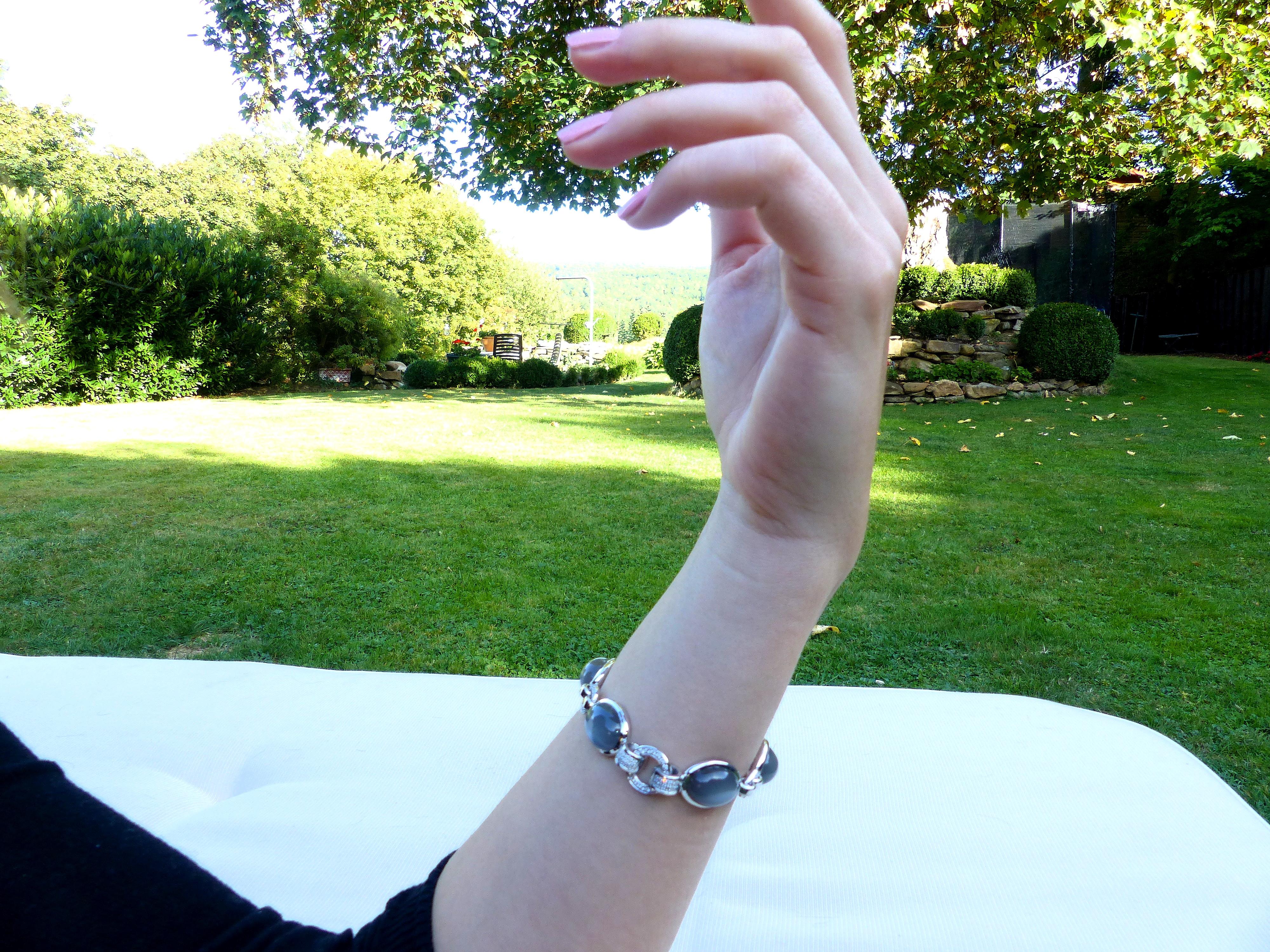 Bracelet en or blanc avec 6 cabochons de pierre de lune et diamants Pour femmes en vente