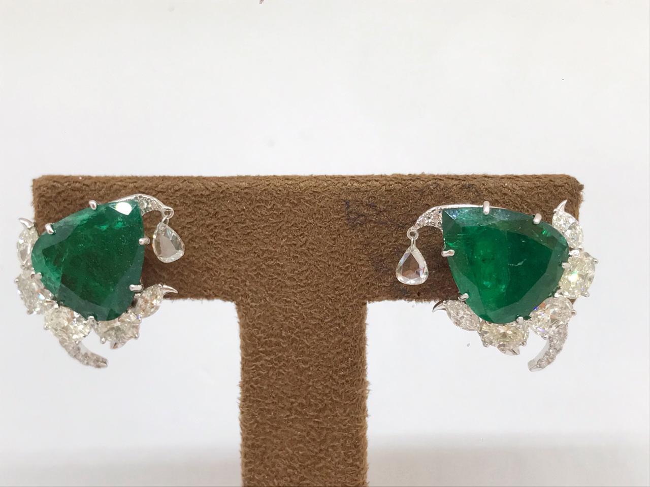 A beautiful Zambian emerald pair is set in these ear clips which has a detailed back and is embedded with brilliant cut diamonds. These ear clips are designed with modern sensibilities where the Zambian emerald pair is the hero. Diamonds around the