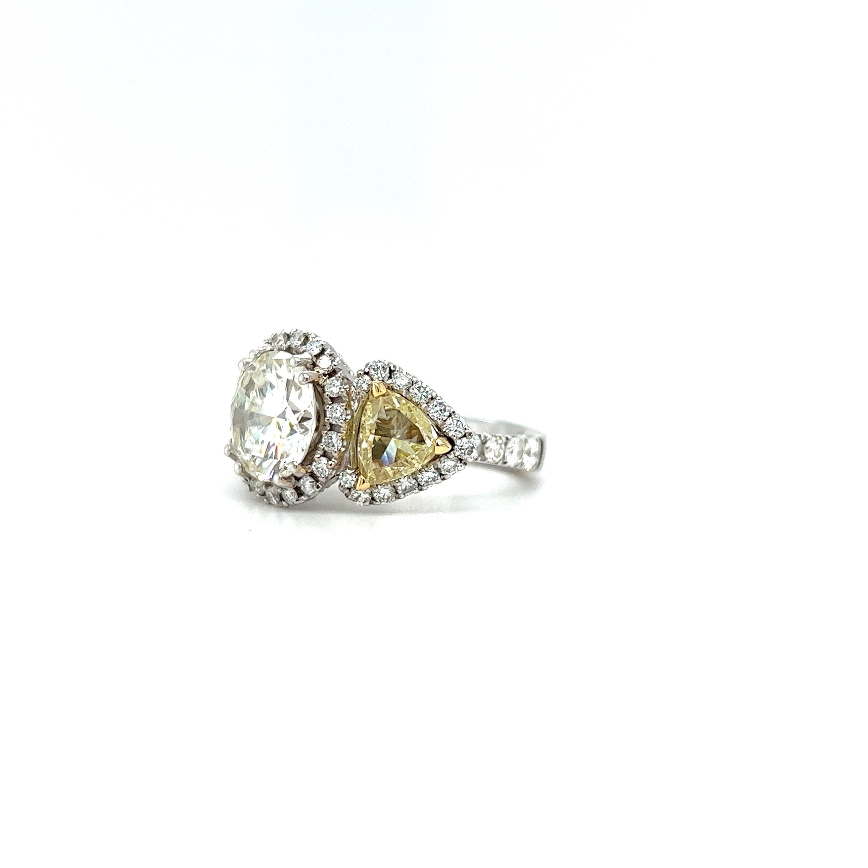 Taille ronde Bague de fiançailles en or blanc 18 carats avec trillion de diamants jaunes fantaisie taille brillant en vente