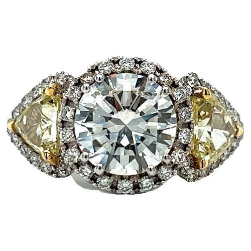 Bague de fiançailles en or blanc 18 carats avec trillion de diamants jaunes fantaisie taille brillant en vente