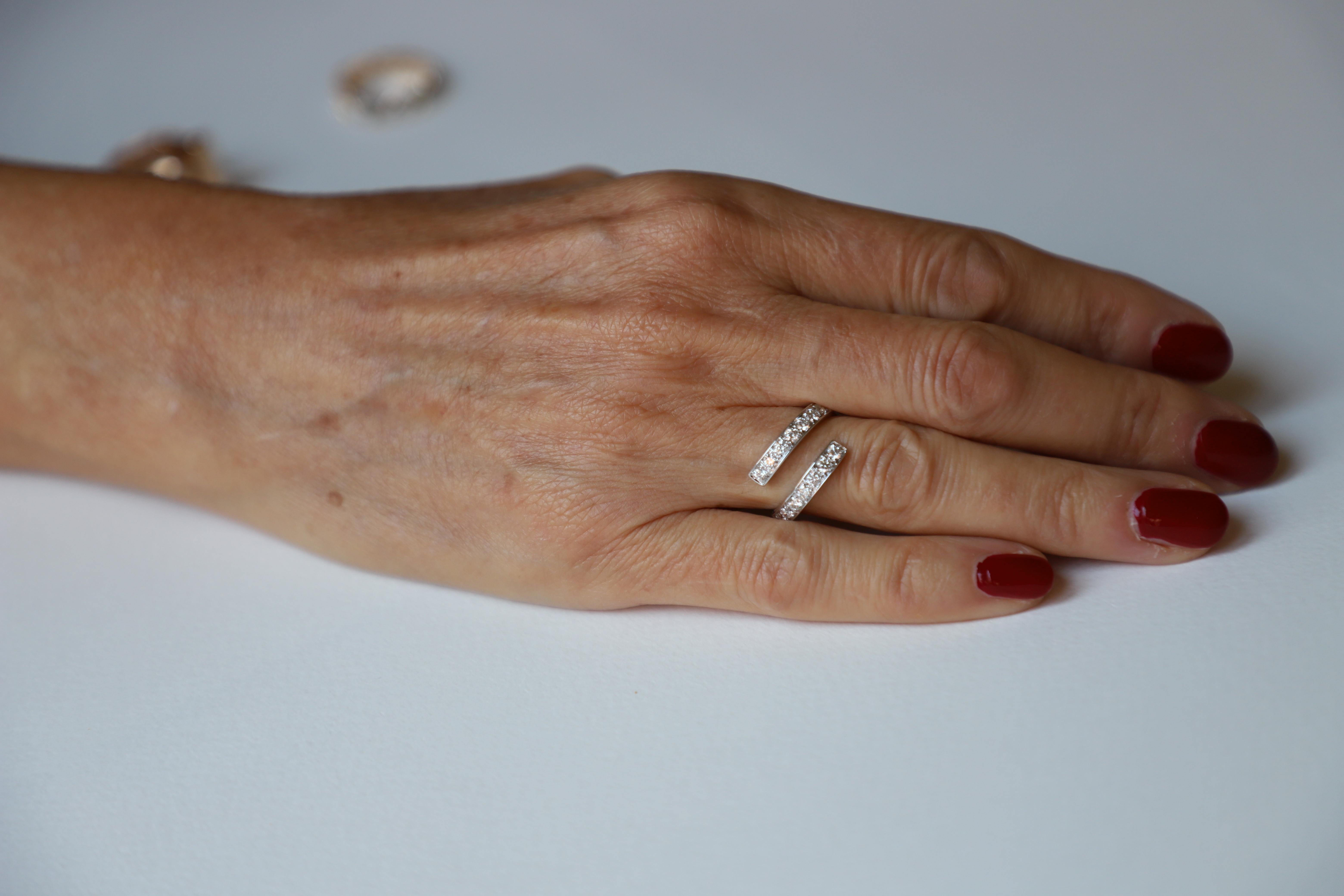 Artisan Bague de fiançailles en or blanc 18 carats avec diamants blancs taille brillant en vente