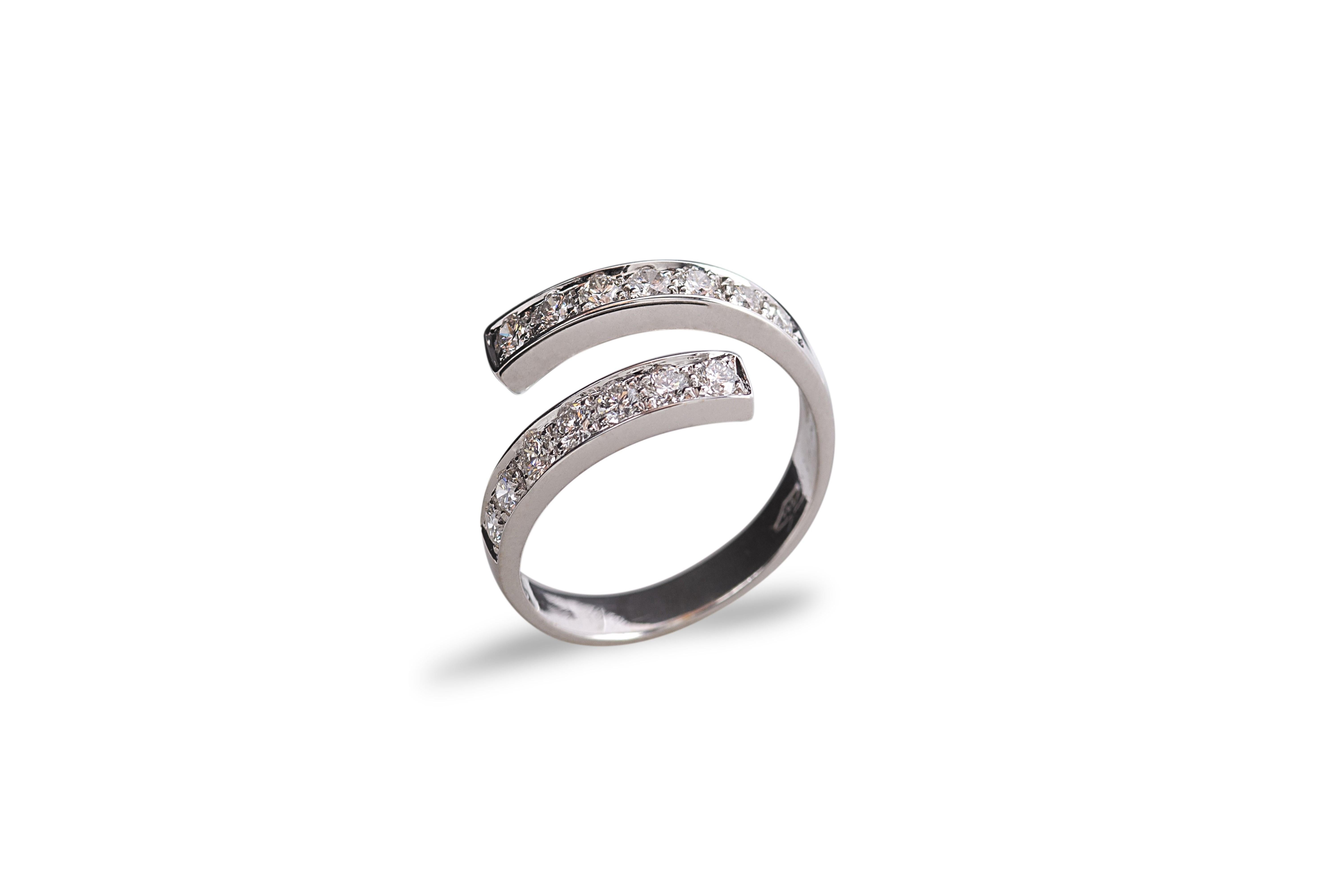 Modern Unisex 18 Karat Gold 0, 42 White Diamonds Toi et Moi Engagement Design Ring For Sale