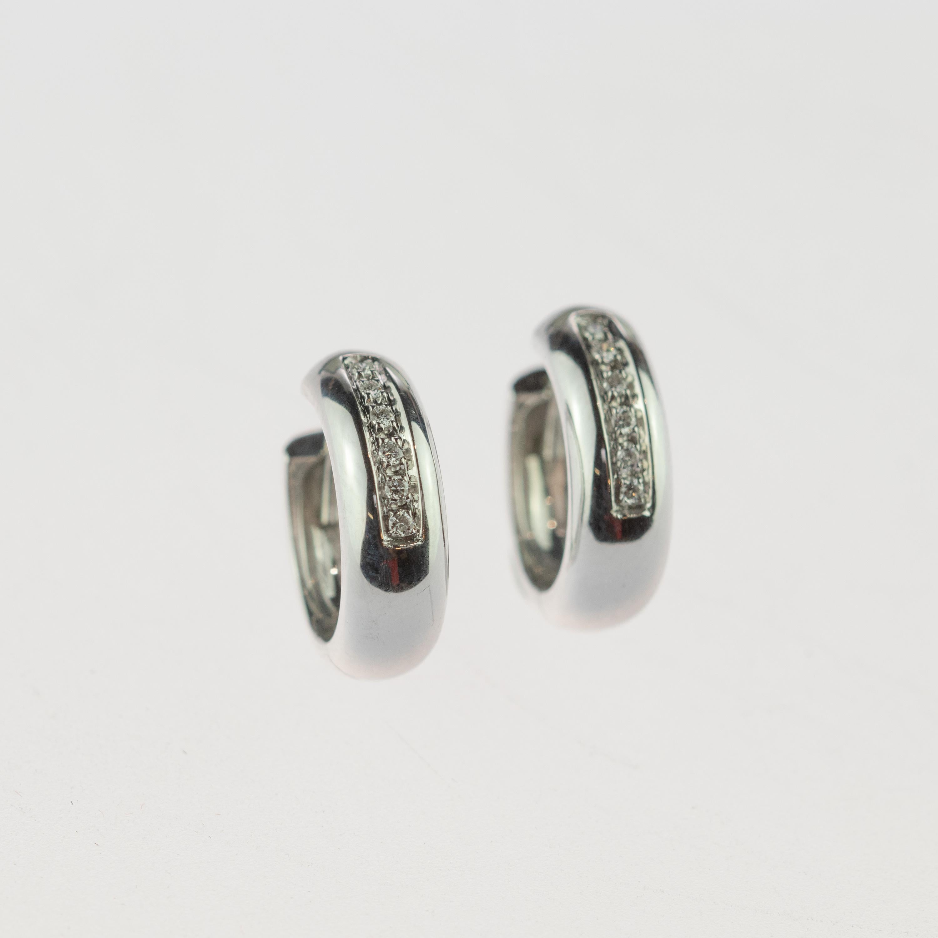 Romantico Orecchini a cerchio in oro bianco 18 carati con diamanti brillanti, fatti a mano, di stile romantico e deco in vendita