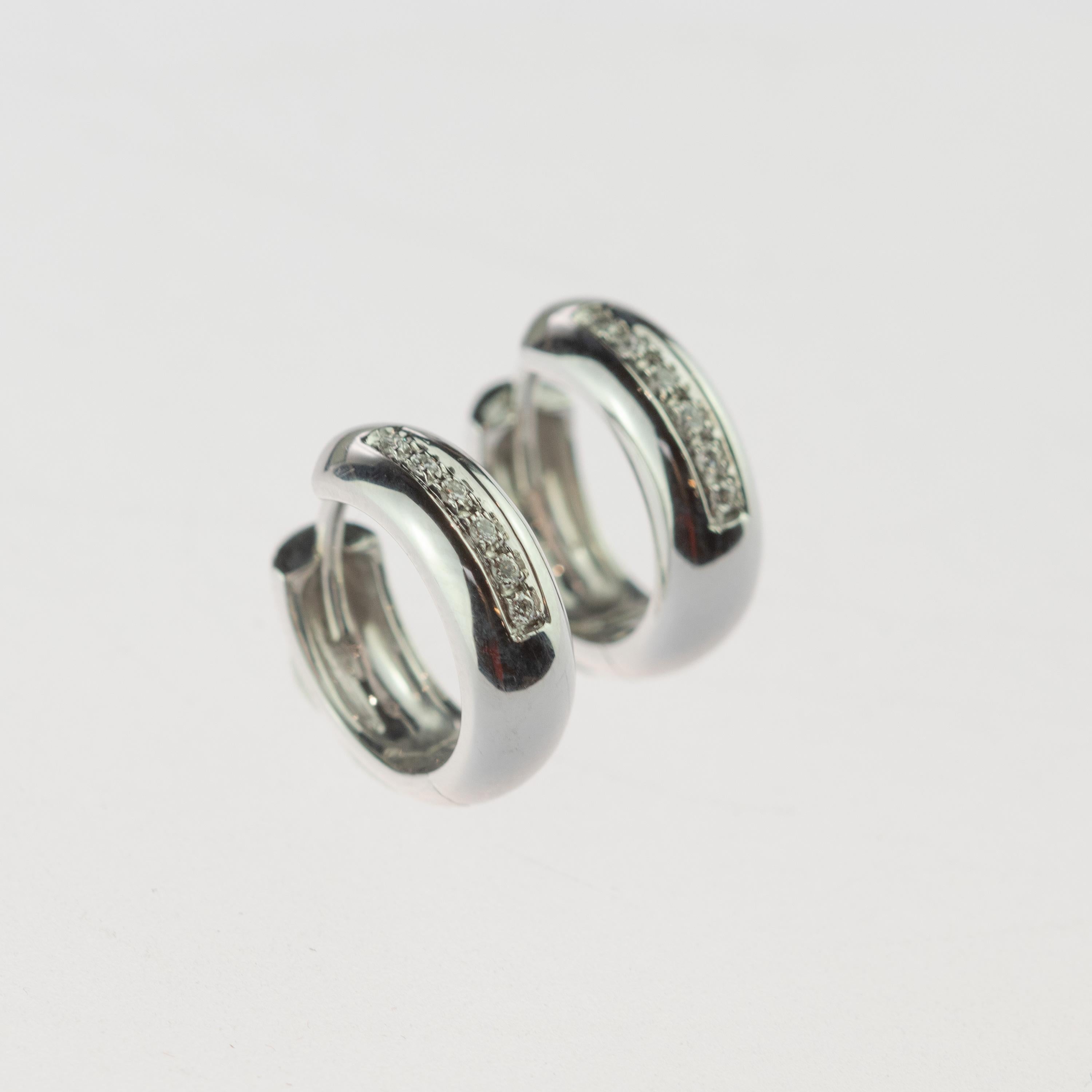 Taglio brillante Orecchini a cerchio in oro bianco 18 carati con diamanti brillanti, fatti a mano, di stile romantico e deco in vendita