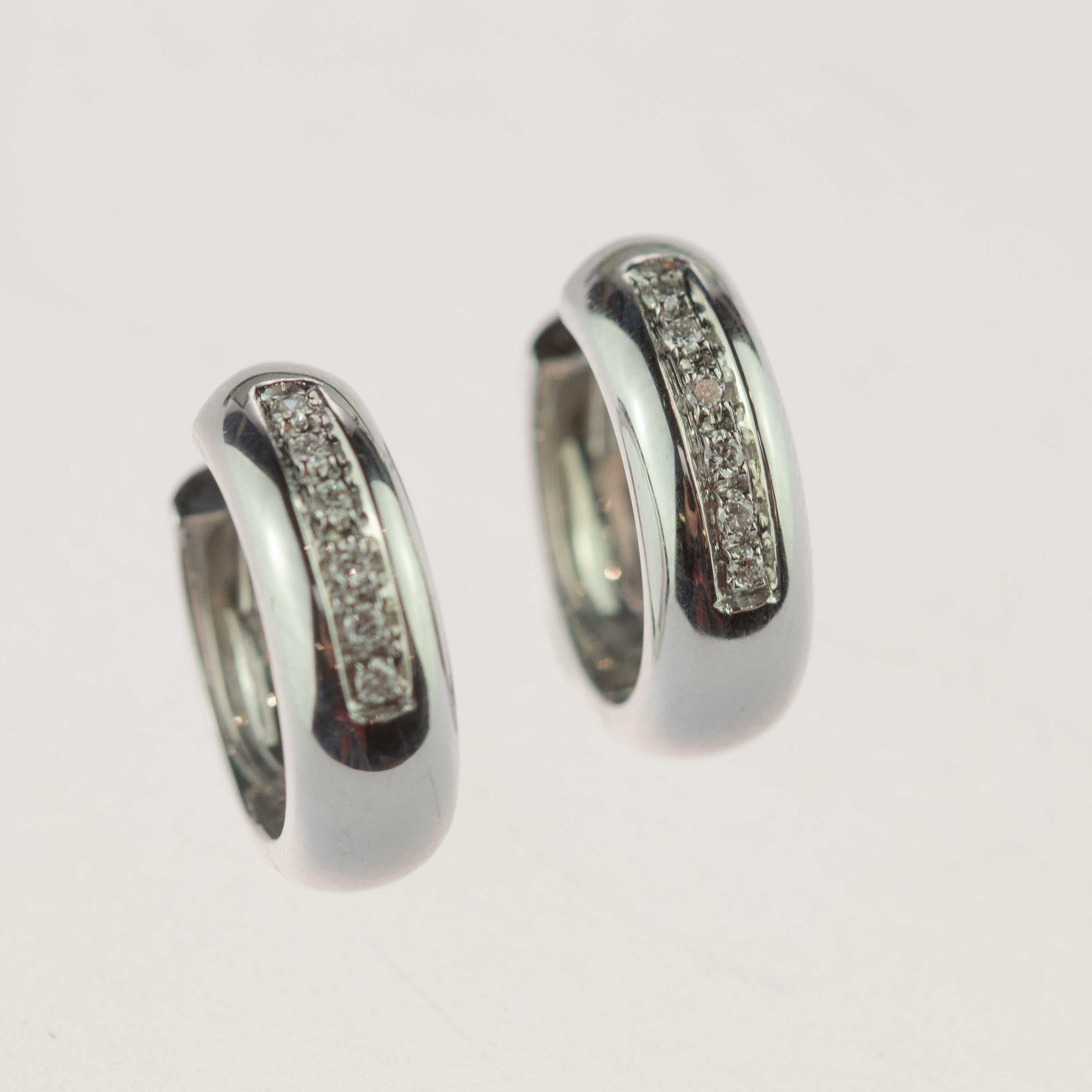 Orecchini a cerchio in oro bianco 18 carati con diamanti brillanti, fatti a mano, di stile romantico e deco In condizioni Nuovo in vendita a Milano, IT