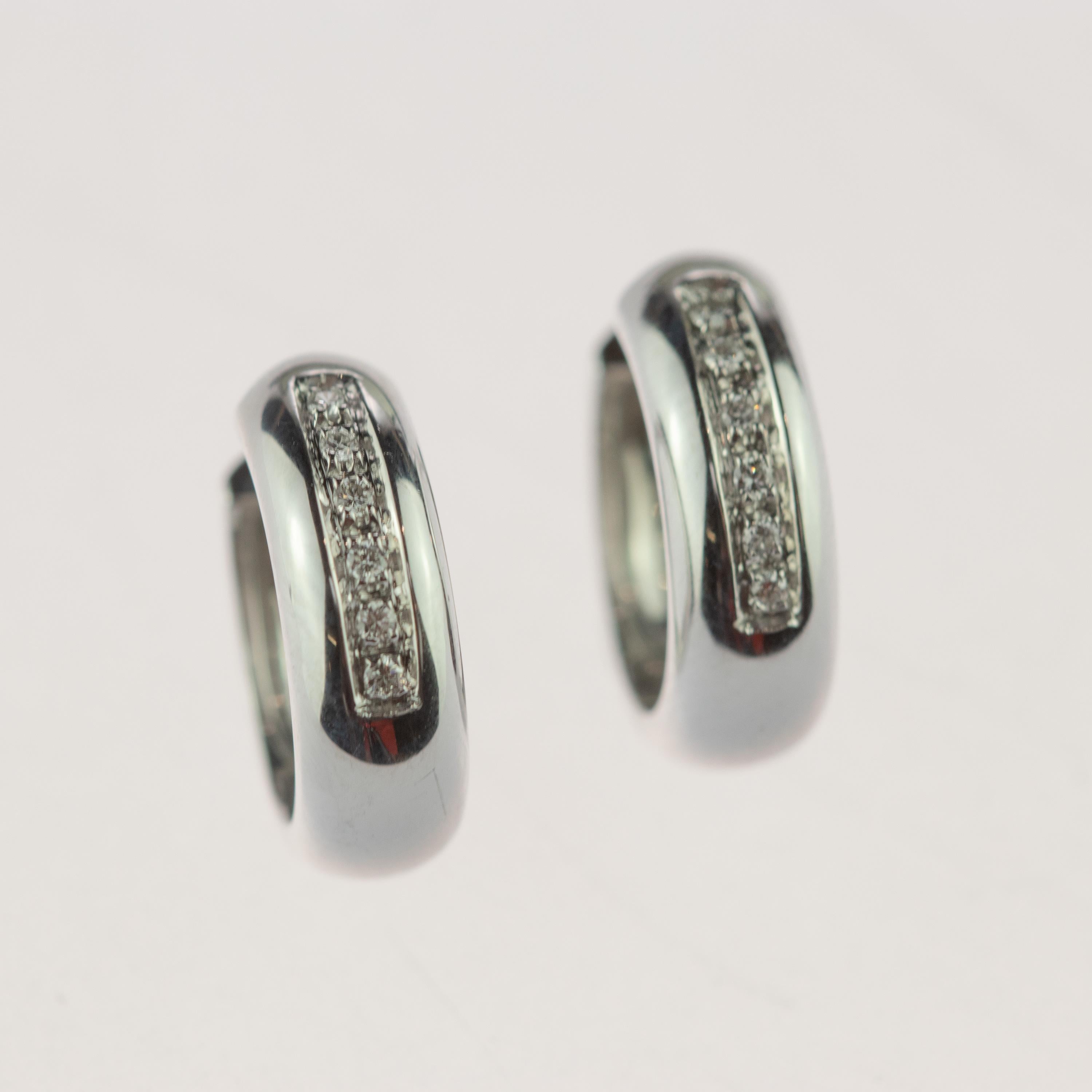 Donna Orecchini a cerchio in oro bianco 18 carati con diamanti brillanti, fatti a mano, di stile romantico e deco in vendita