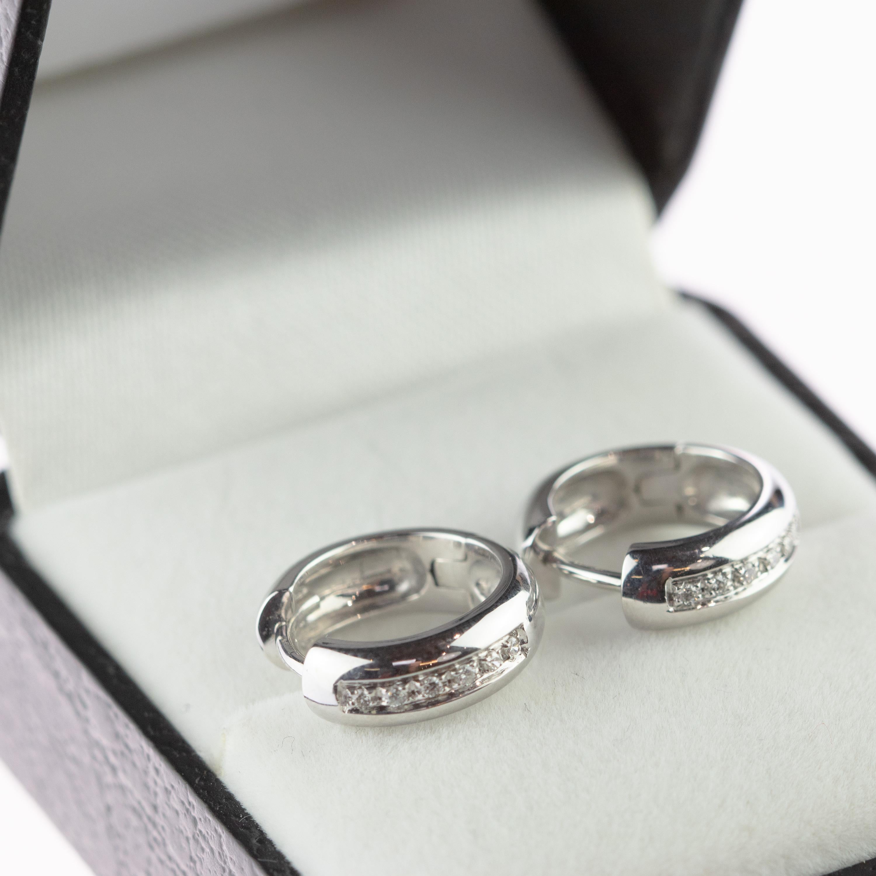 Orecchini a cerchio in oro bianco 18 carati con diamanti brillanti, fatti a mano, di stile romantico e deco in vendita 2