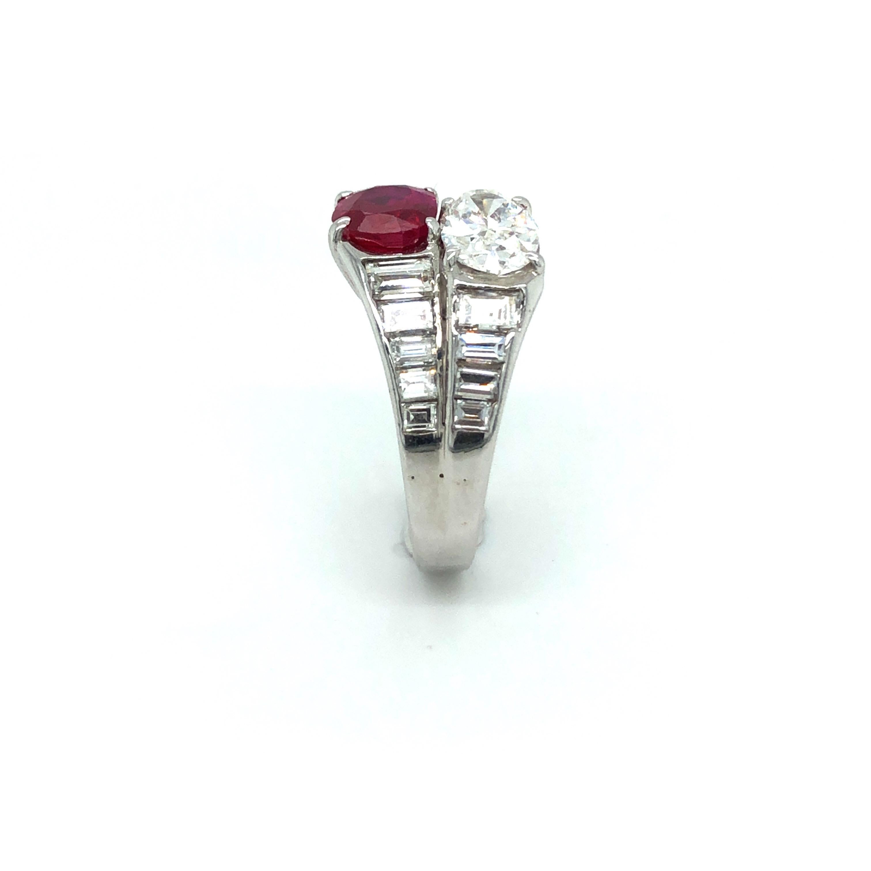18 Karat Weißgold Burmesischer Rubin-Diamant-Ring Toi et Moi (Ovalschliff)