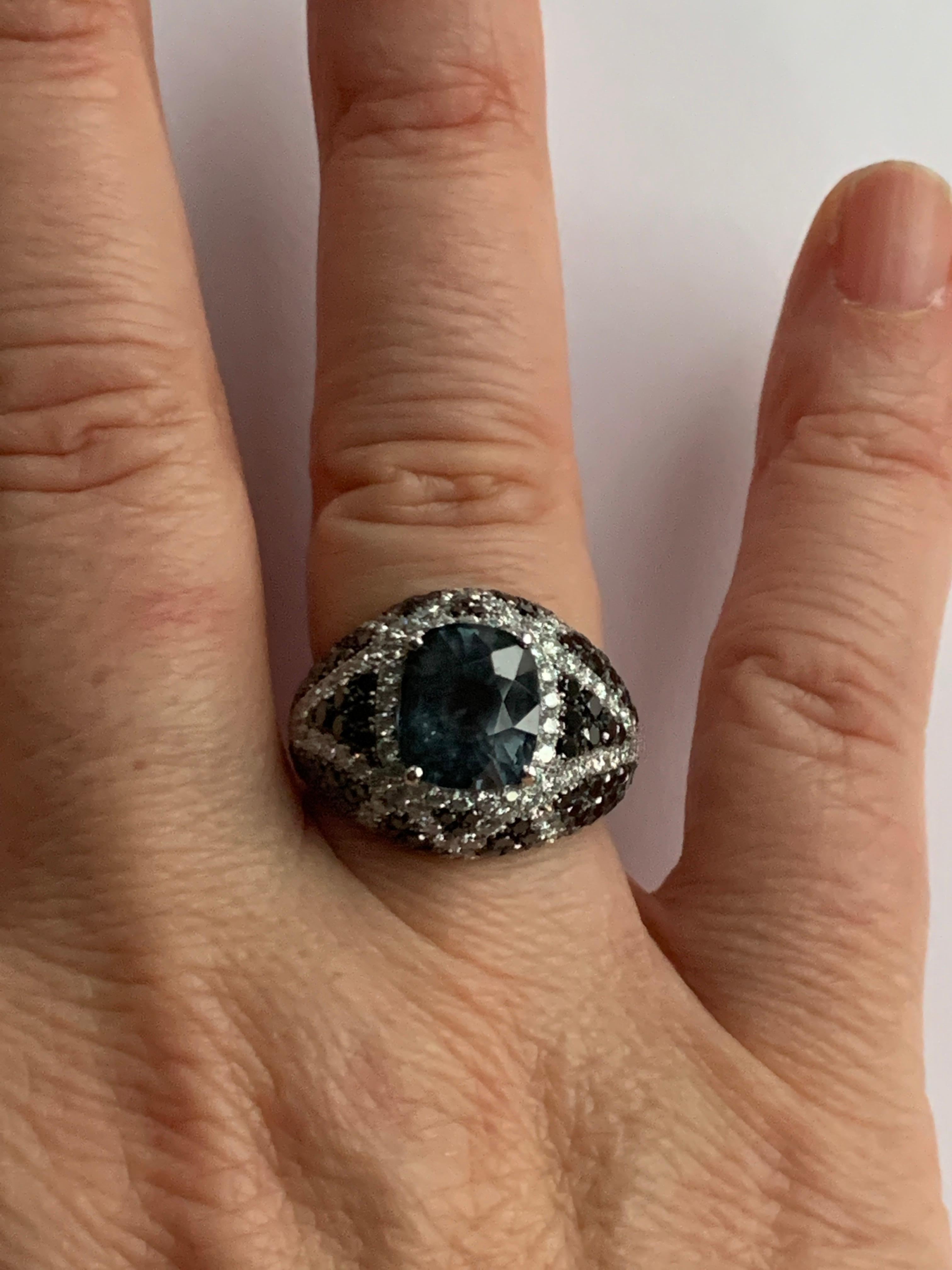 18 Karat White Gold Blue Cobalt Spinel Ring with Black and White Diamonds In New Condition For Sale In London, GB