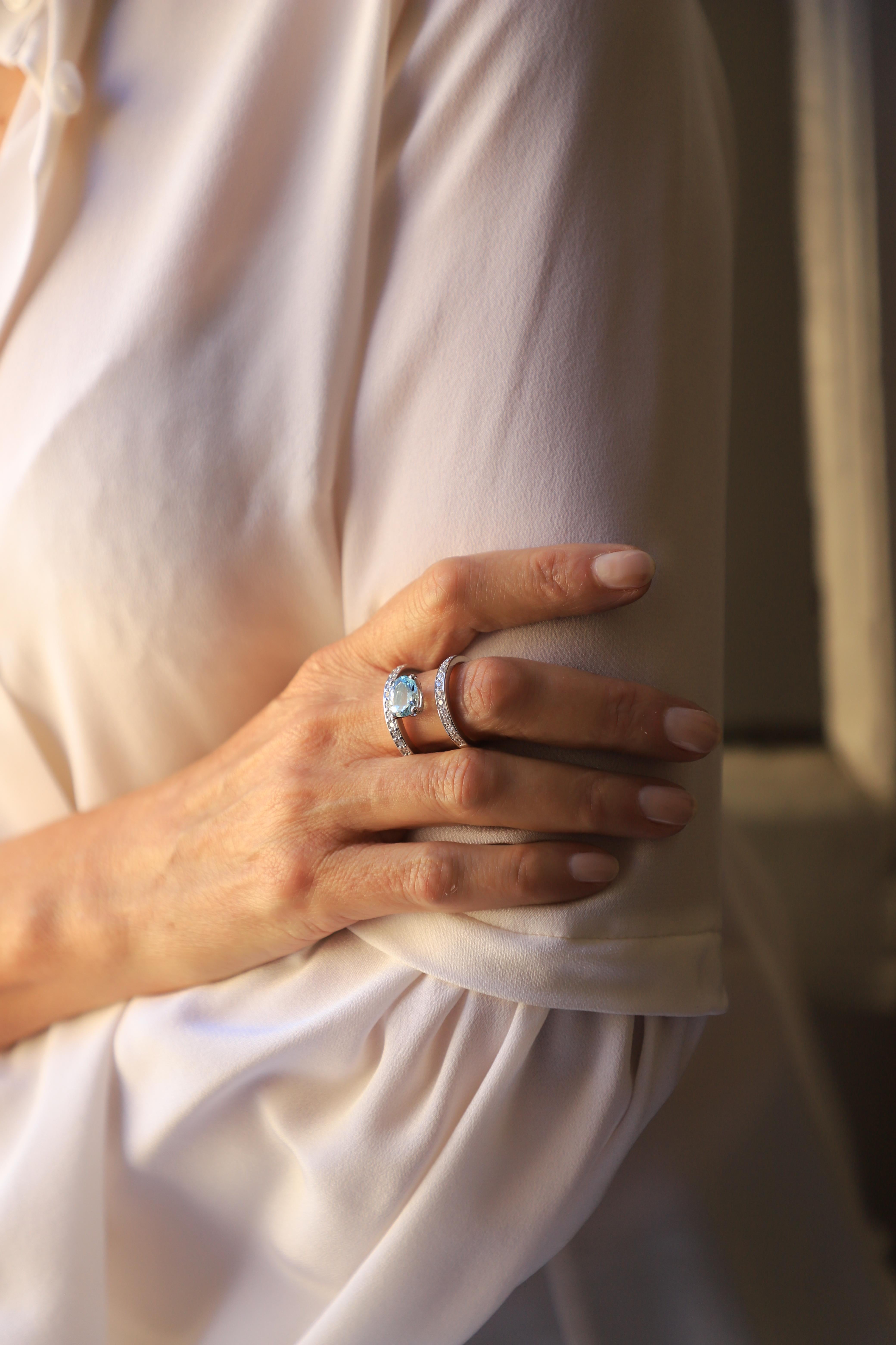 18 Karat White Gold 3.1 Carat Aquamarine 0,65 Karats White Diamonds Design Ring
The quintessential beauty of aquamarine is framed by a double 18 karat white gold and diamonds ring on the Fontana ring. 
A lightweight, sophisticated sculptural