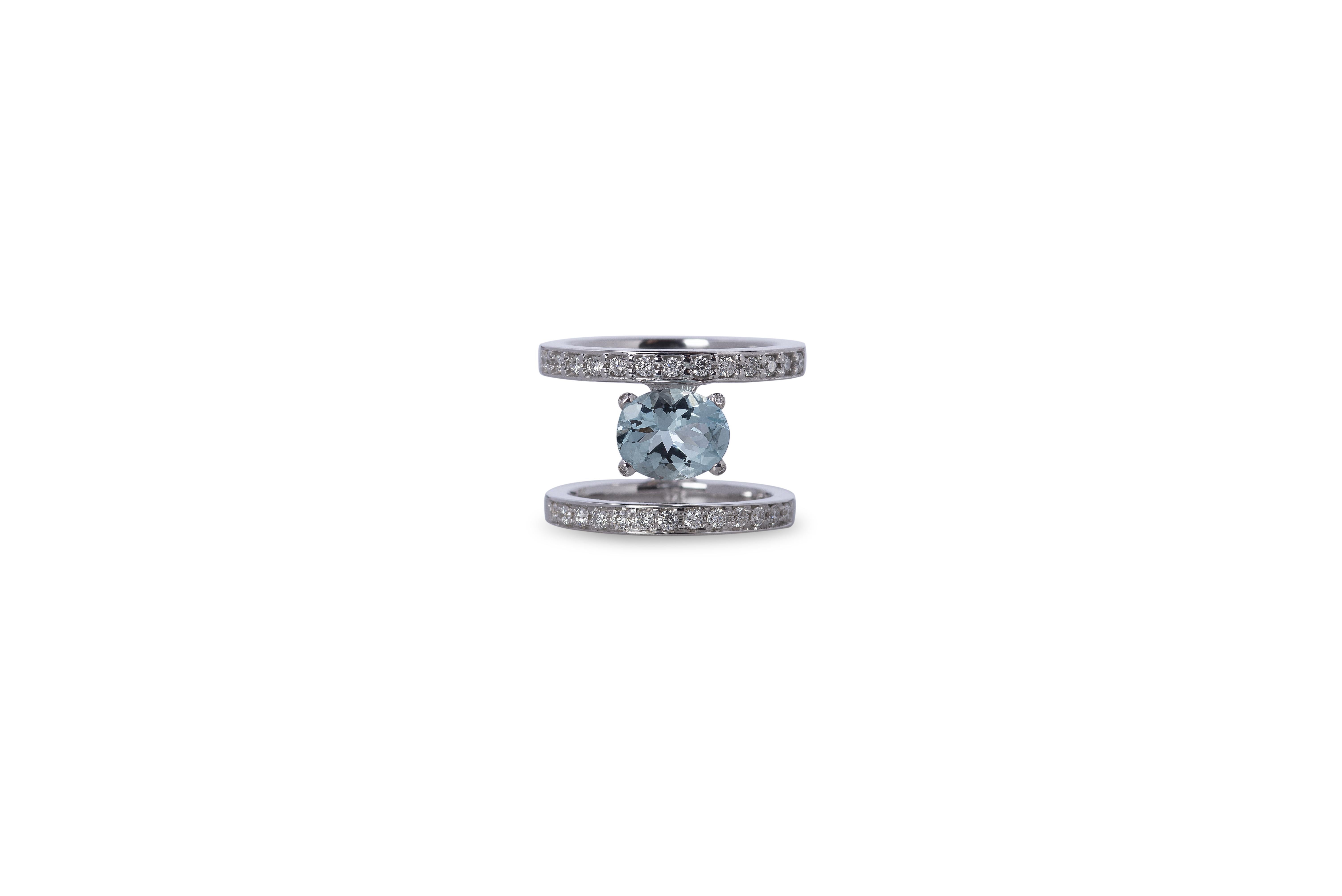 Women's 18 Karat Gold Oval Cut 3.1 Carat Aquamarine 0, 65 Karat White Diamond Design Ring For Sale