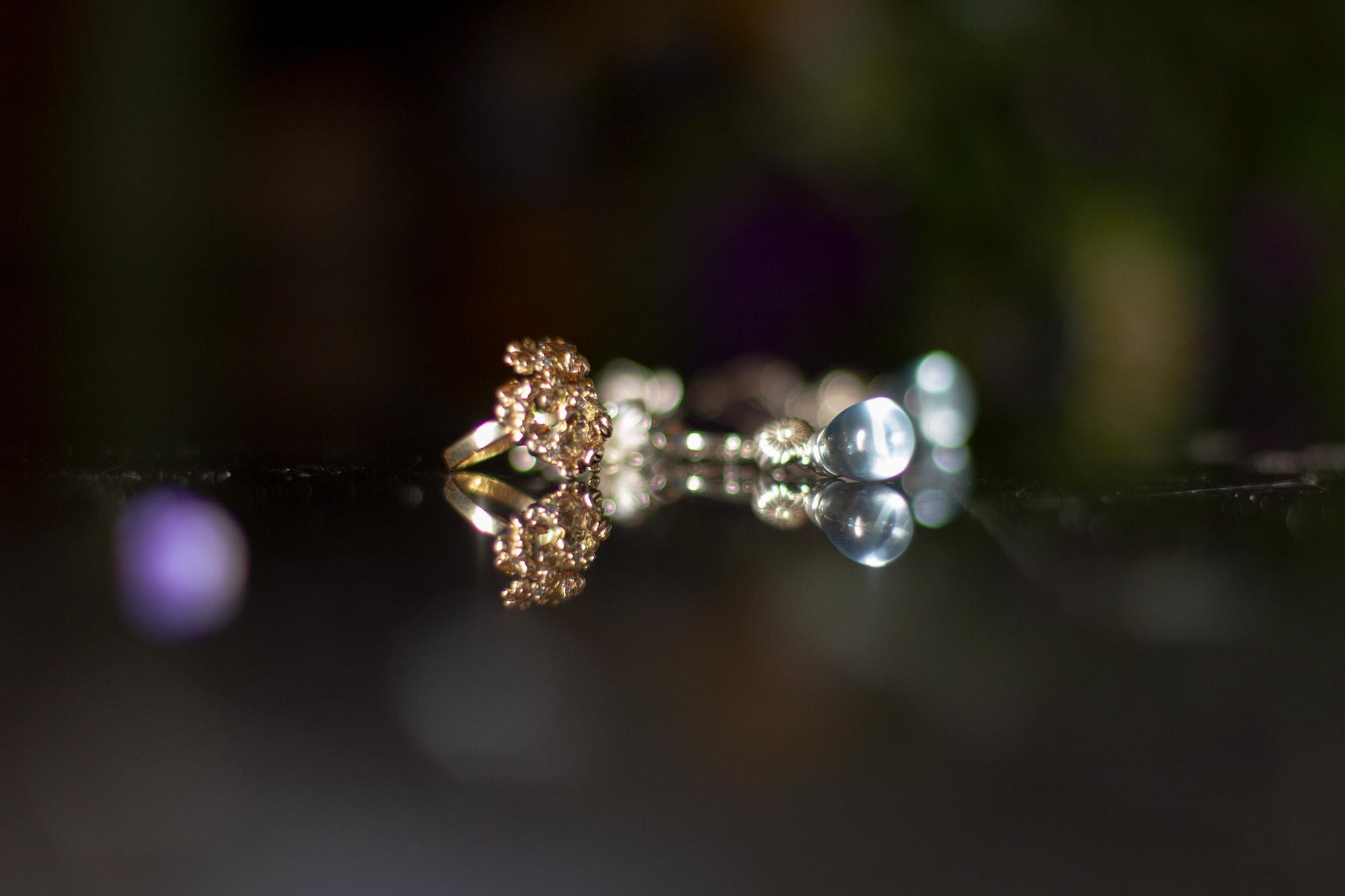 Diese modernen Tropfenohrringe sind aus 18 Karat Weißgold mit Cabochon-Mondsteinen und runden Diamanten gefertigt. Die Kollektion Fig wurde in der Vogue UA besprochen. Die Perlen wurden für dieses Stück ausgewählt, weil sie in ihrer Form einzigartig