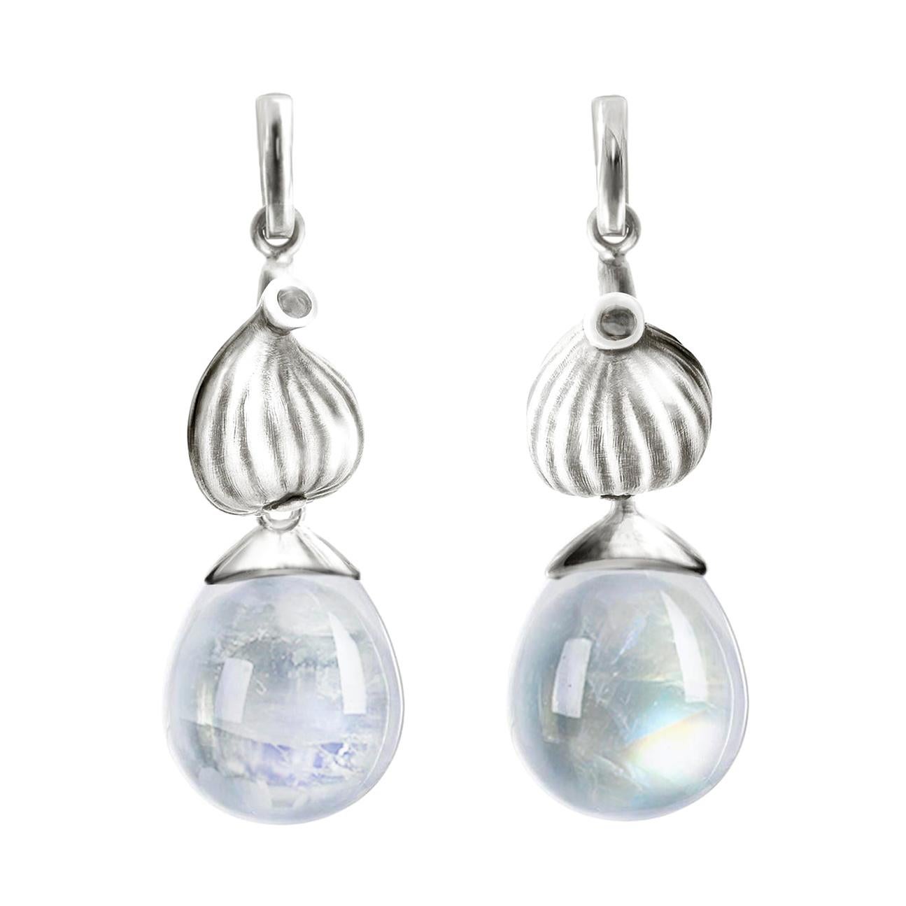 Boucles d'oreilles pendantes contemporaines en or blanc avec pierres de lune cabochon et diamants