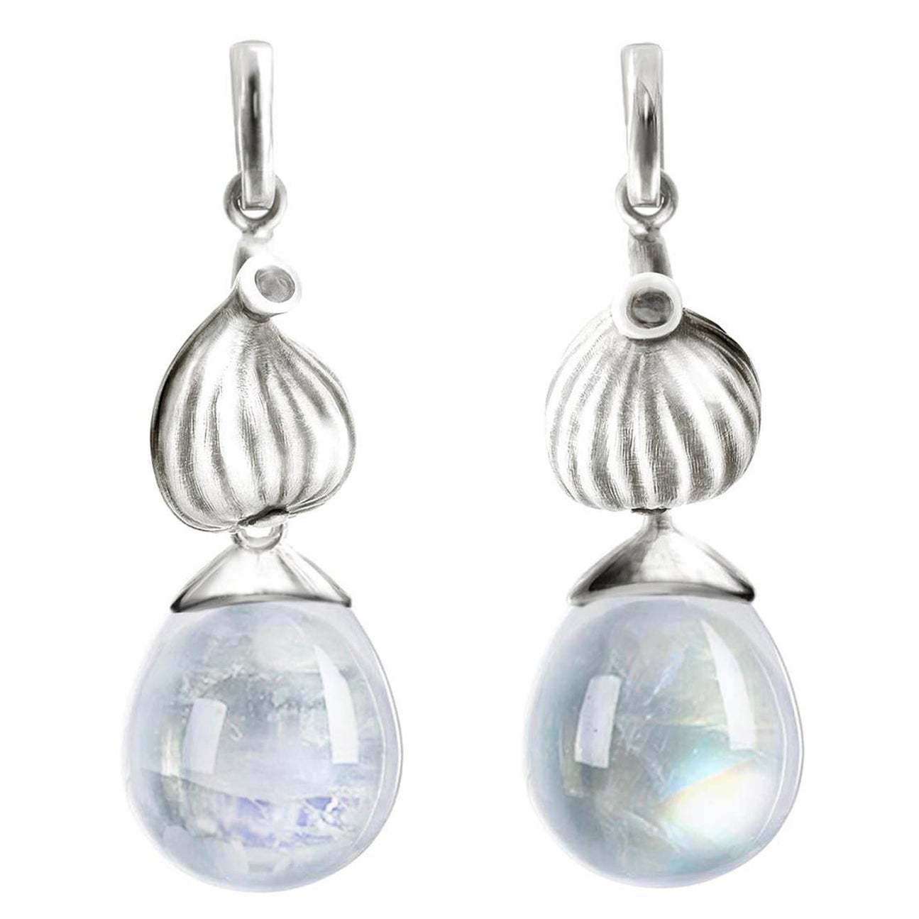 Boucles d'oreilles pendantes contemporaines en or blanc 18 carats avec pierre de lune cabochon et diamants