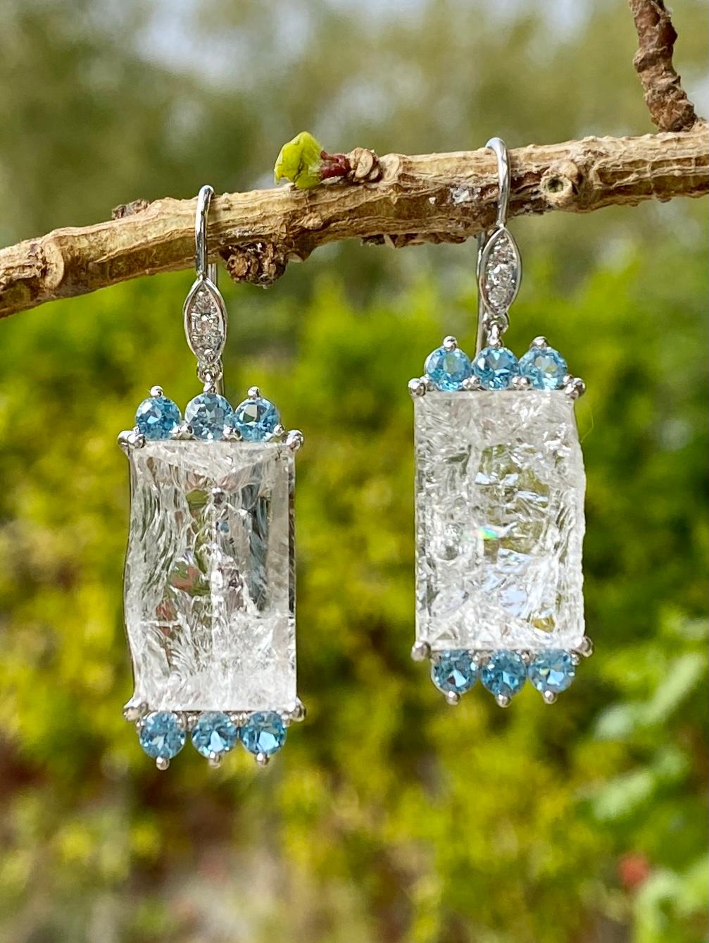 Preciosos pendientes colgantes de cuarzo blanco tallado, topacio azul y diamantes, hechos a mano en oro blanco de 18 quilates.

Estos impresionantes pendientes únicos de cuarzo helado y topacio azul son muy refrescantes para las estaciones de