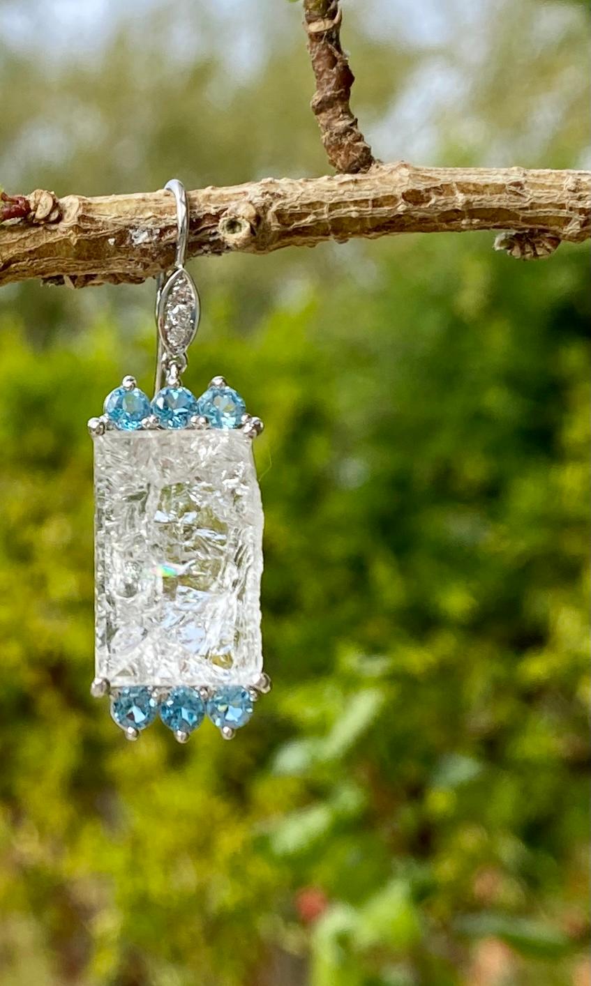 Femenino o masculino Pendientes Colgantes de Oro Blanco de 18 Kilates Tallados de Cuarzo Blanco Topacio Azul Diamante en venta