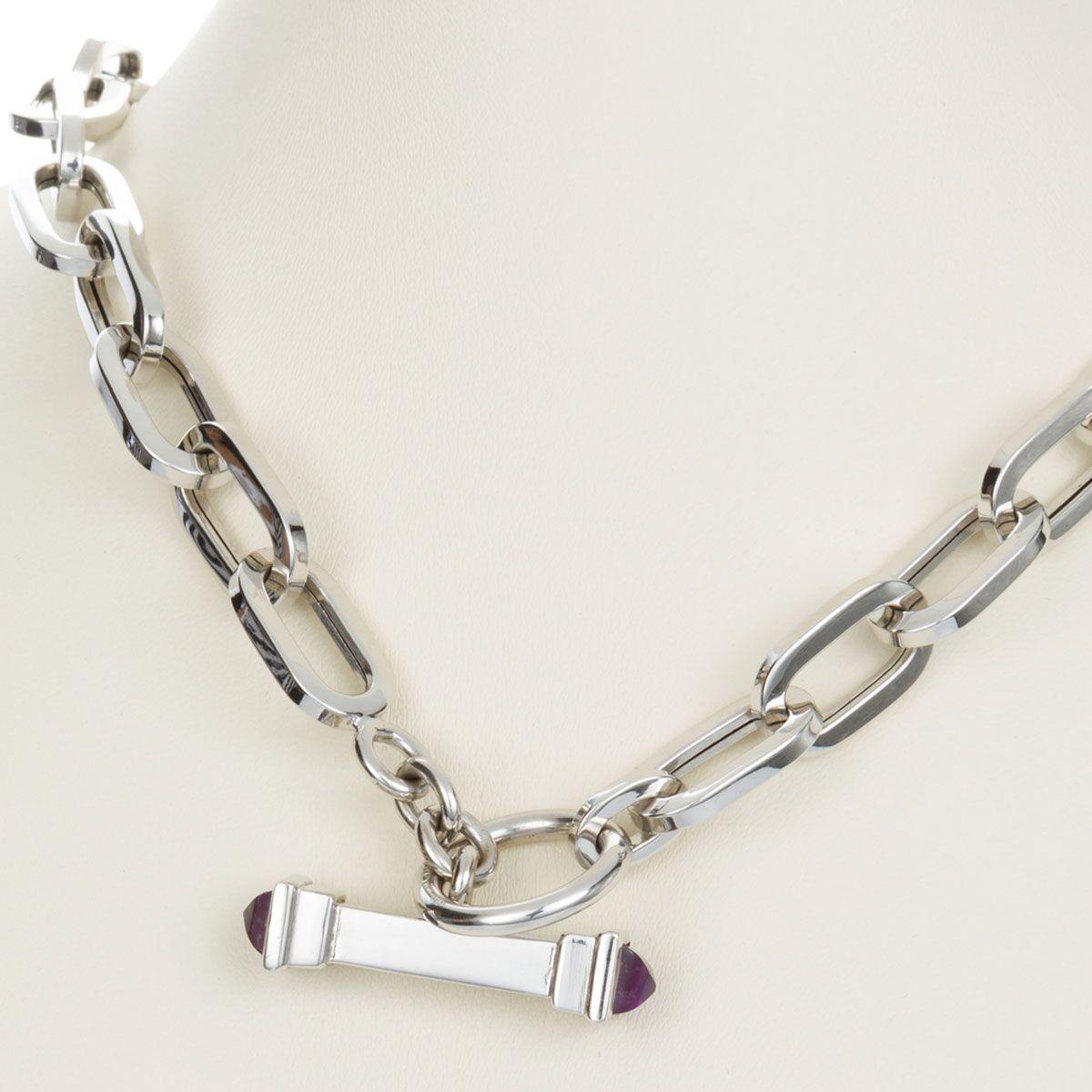 Fashionable and always in style, this 18k white gold chain link necklace is so chic. It's not often you see necklaces in white gold especially 18k. This one has a great link design - elongated oval links with a squared off edge. It sits perfectly on