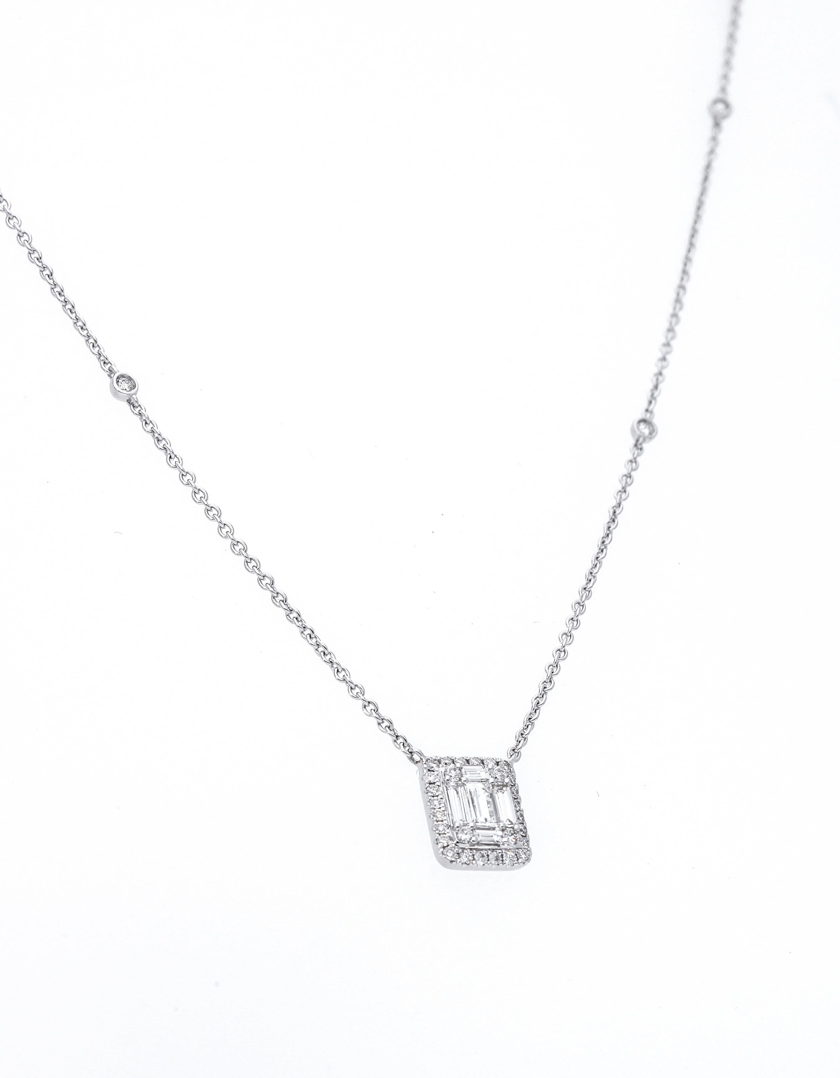 Moderne Chaîne collier en or blanc 18 carats avec pendentif rectangulaire en diamants en vente