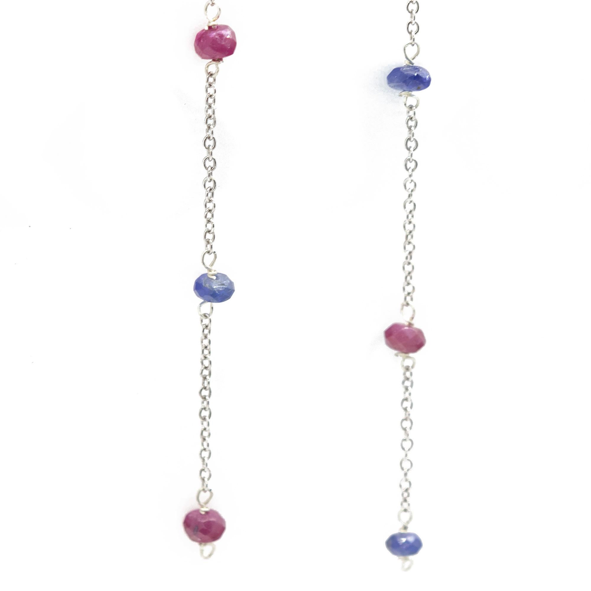 La qualità firmata Intini Jewels su un gioiello dal design moderno e contemporaneo. Splendidi orecchini con rondelle naturali di rubino e zaffiro blu impreziositi da una catena in oro bianco 18 carati.

Un elegante tocco di glamour a portata di