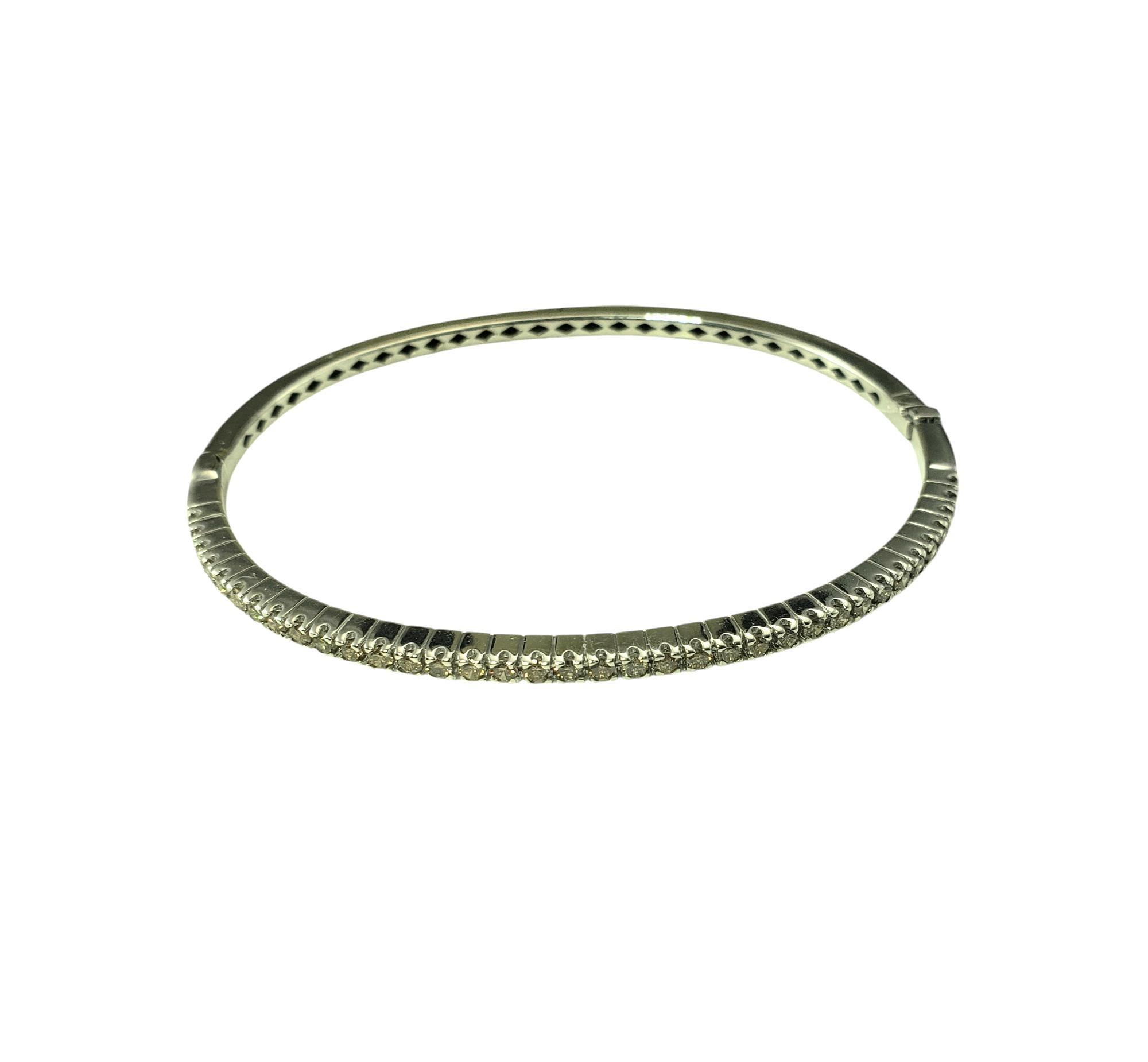Pulsera brazalete de oro blanco de 18 quilates con diamantes y champán-

Esta pulsera brazalete de oro blanco de 18 quilates es una asombrosa fusión de elegancia y lujo moderno, con una hilera de 26 diamantes champán que añaden un cálido brillo